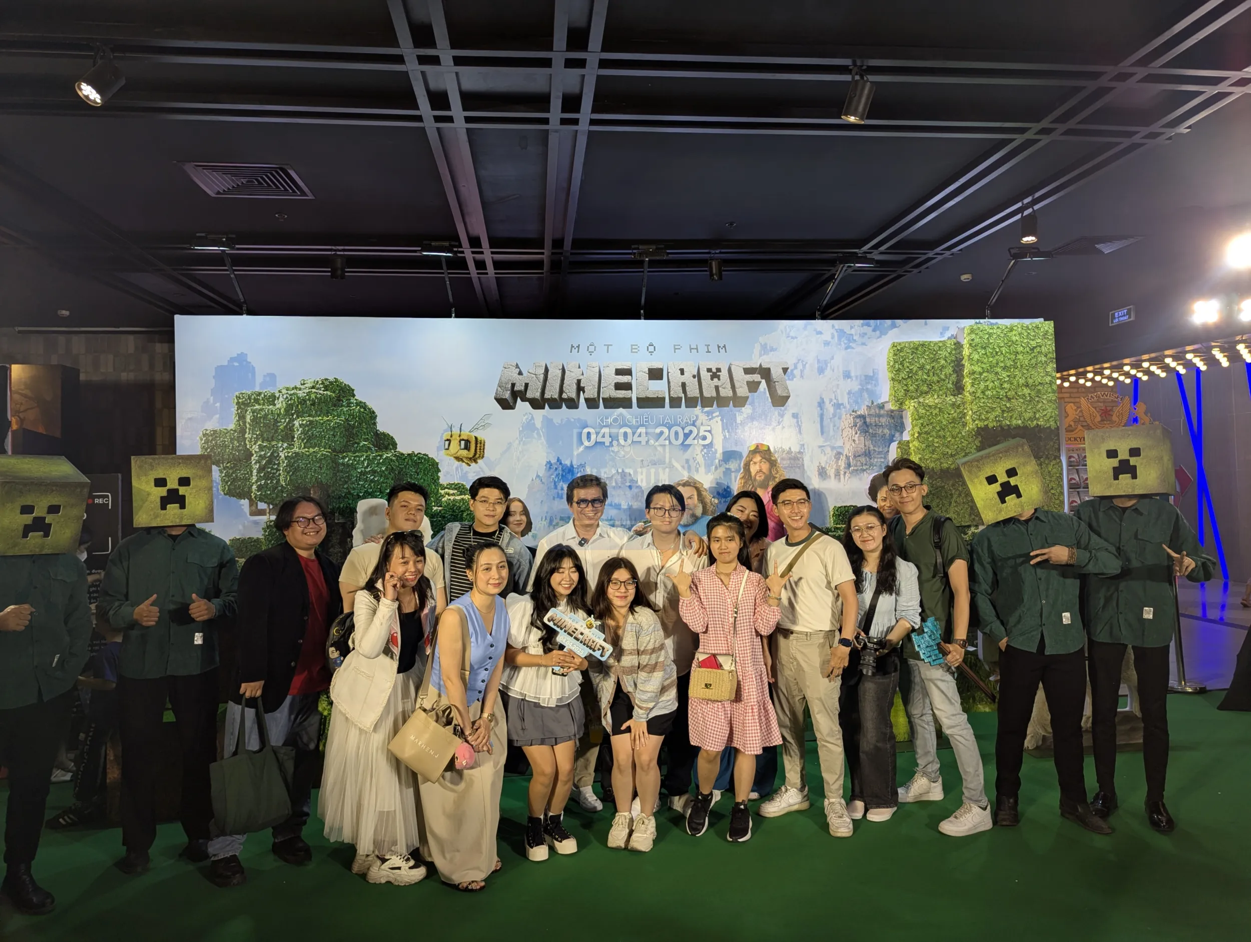 Khách mời chụp ảnh tại sự kiện ra mắt phim A Minecraft Movie (Một Bộ Phim Minecraft)