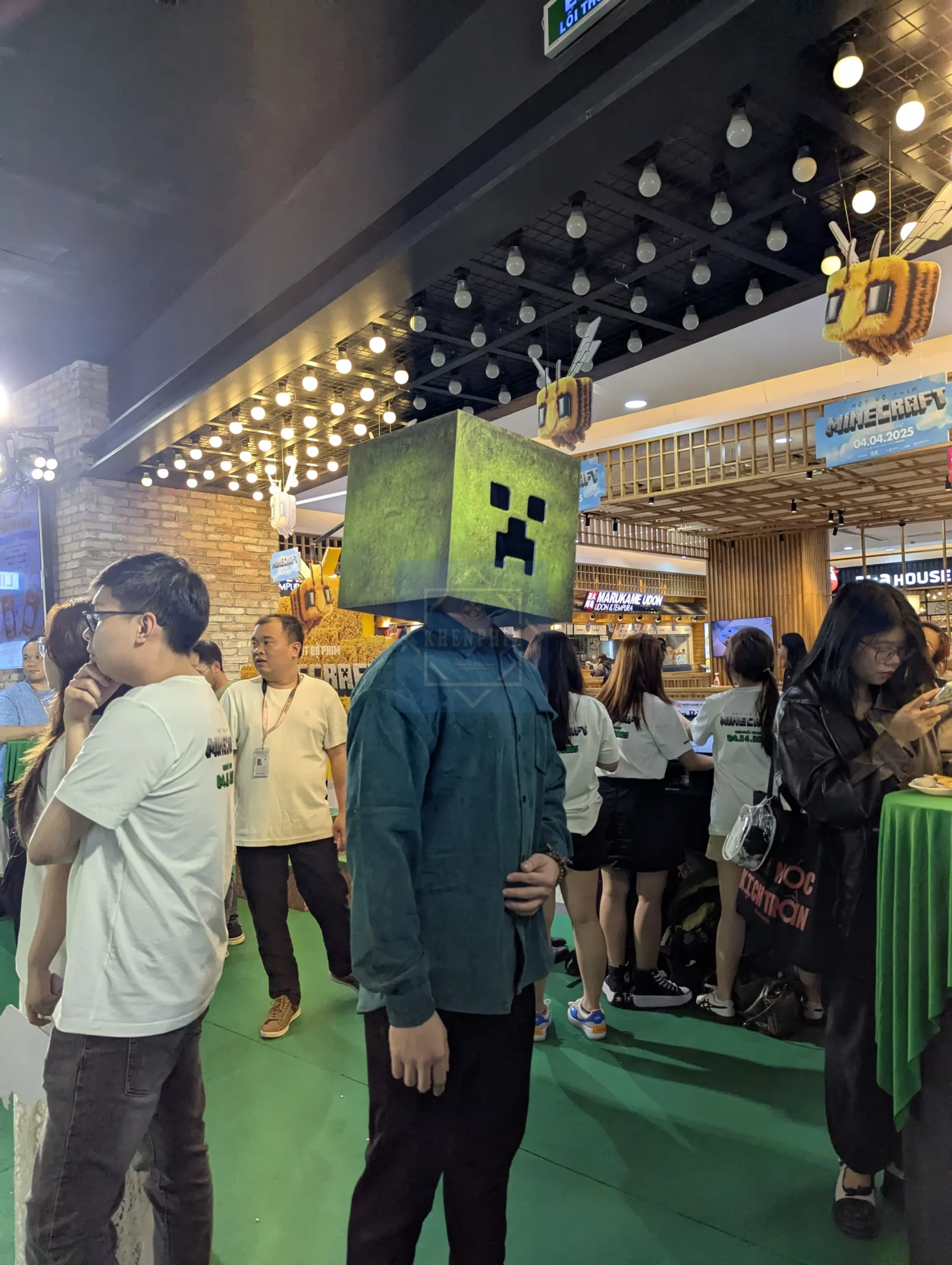 Nhà phát hành CJ CGV cũng có thuê người cosplay nhân vật trong game