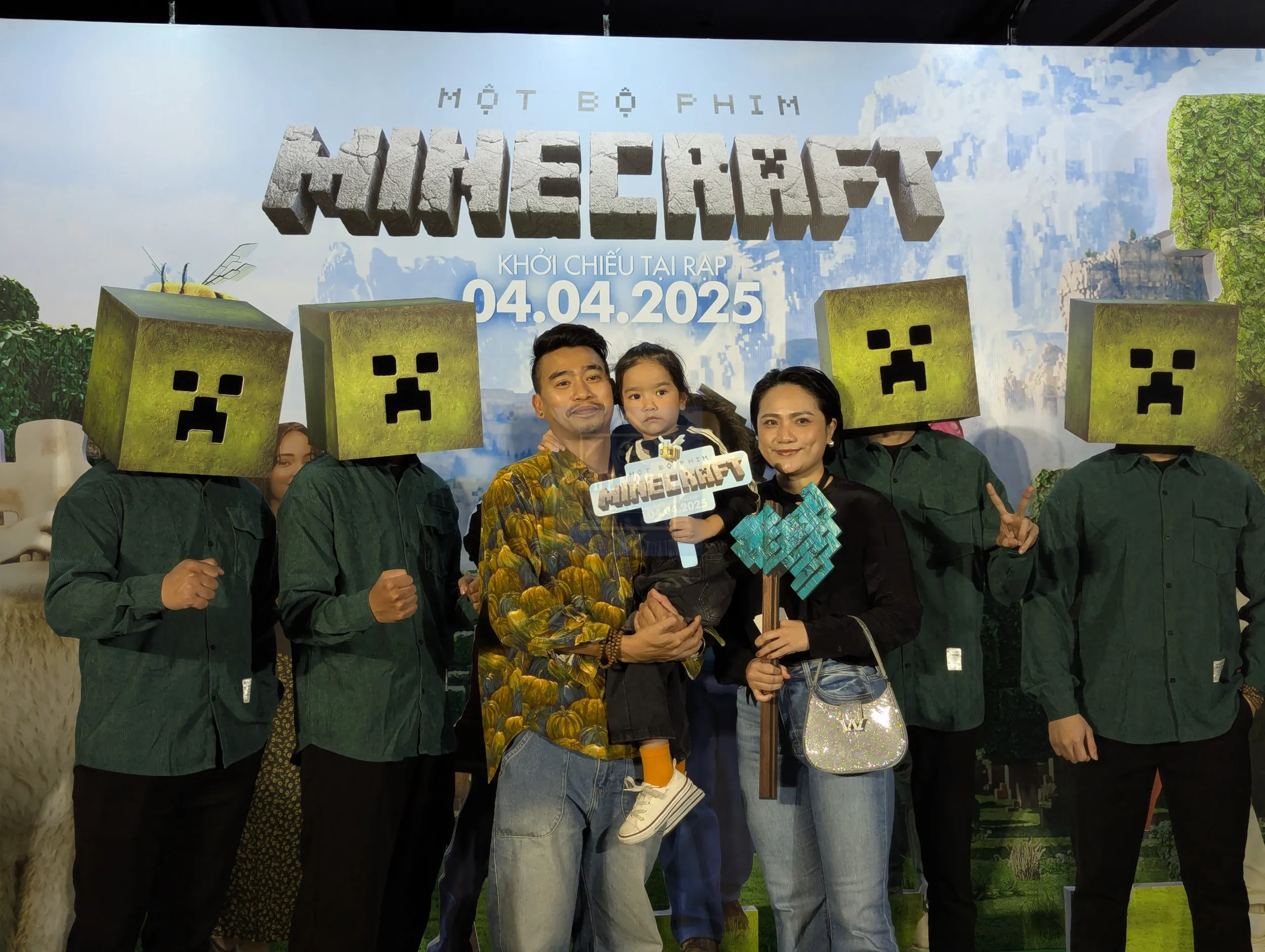 Khách mời chụp ảnh tại sự kiện ra mắt phim A Minecraft Movie (Một Bộ Phim Minecraft)