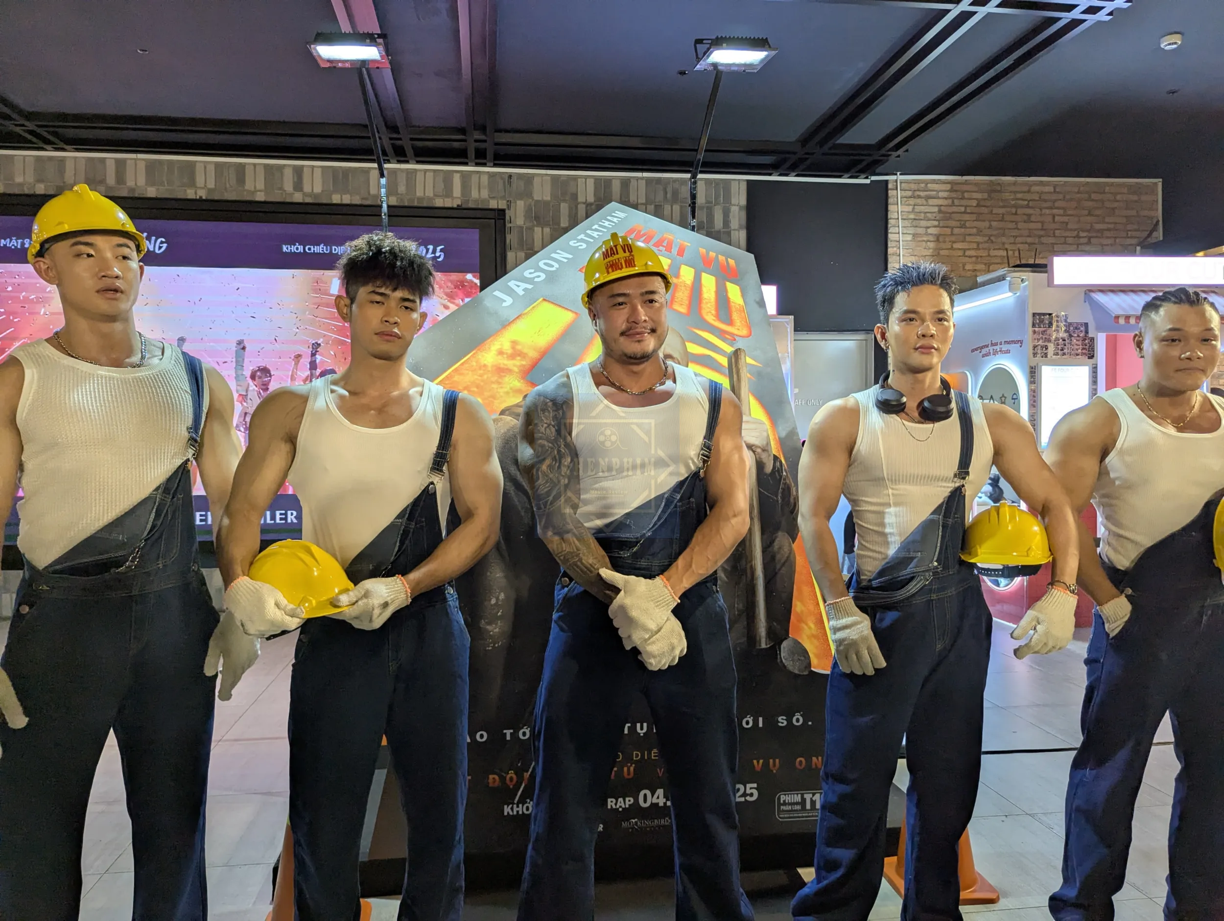 Chị Phiến và nhóm bạn đến sự kiện họp báo và hóa thân thành các mật vụ phụ hồ