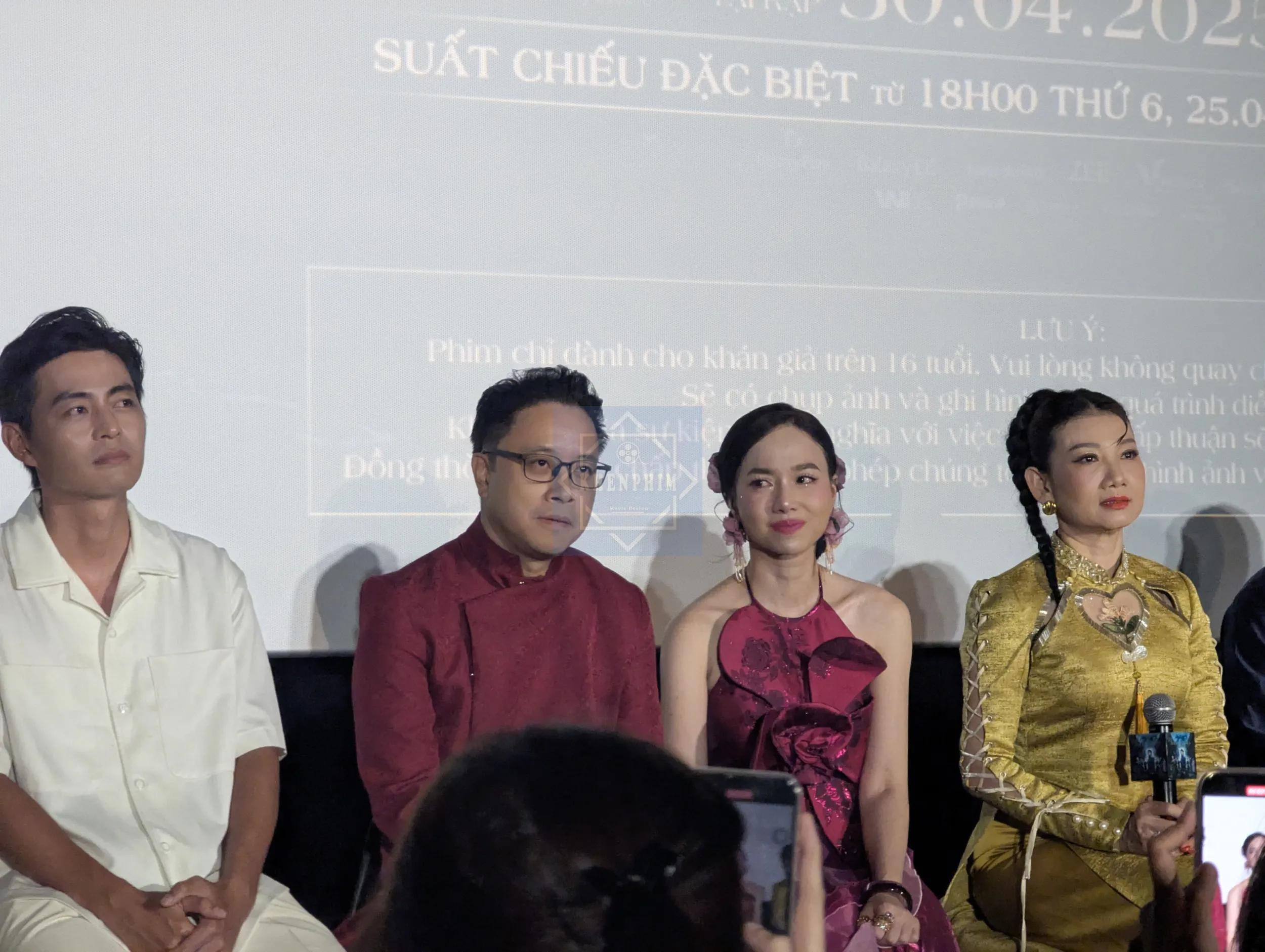 Dàn diễn viên và ekip giao lưu cùng báo chí trong suất chiếu trưa