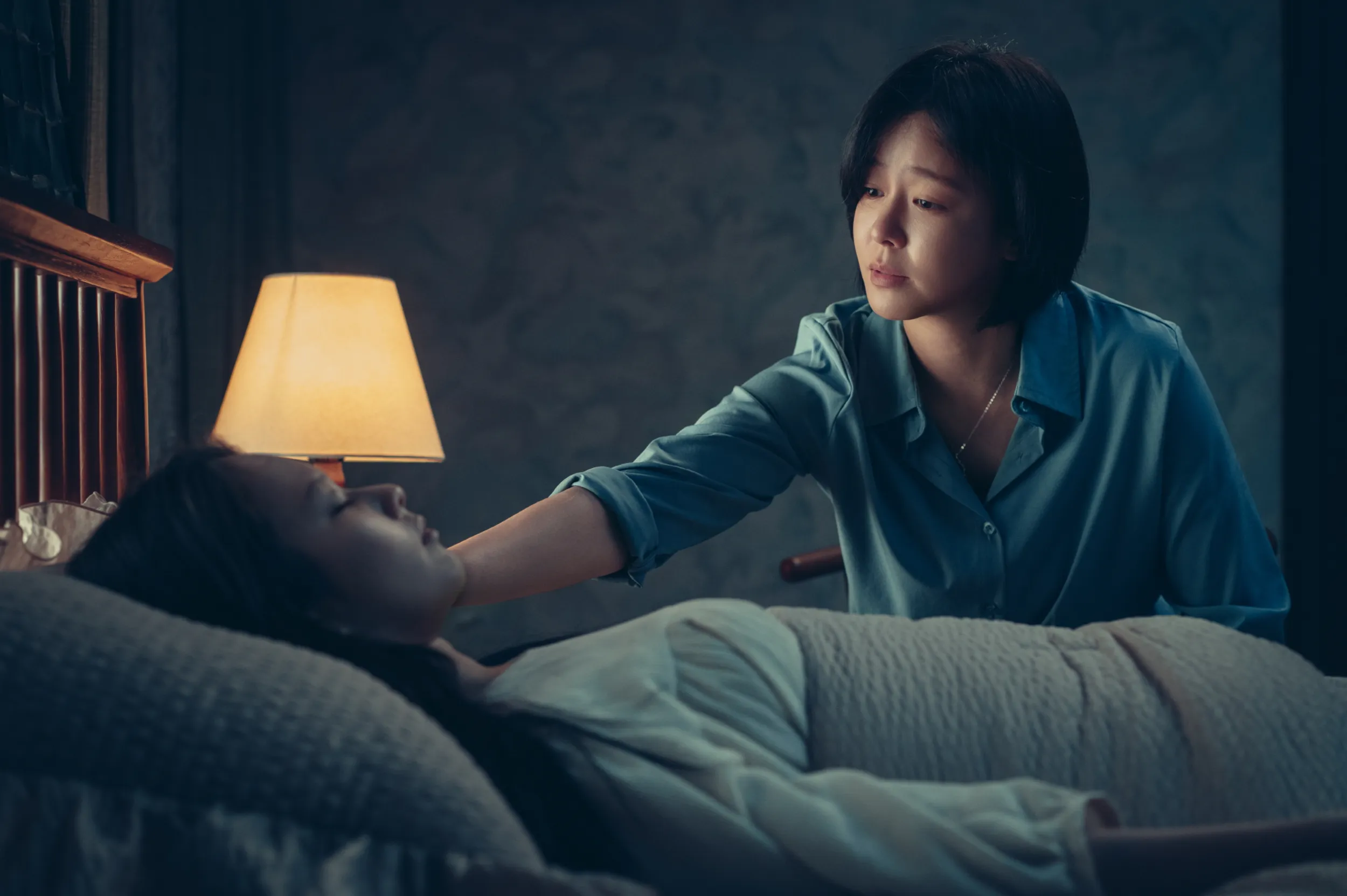 Nhân vật cần được trừ tà là cô em gái đang nằm trên giường