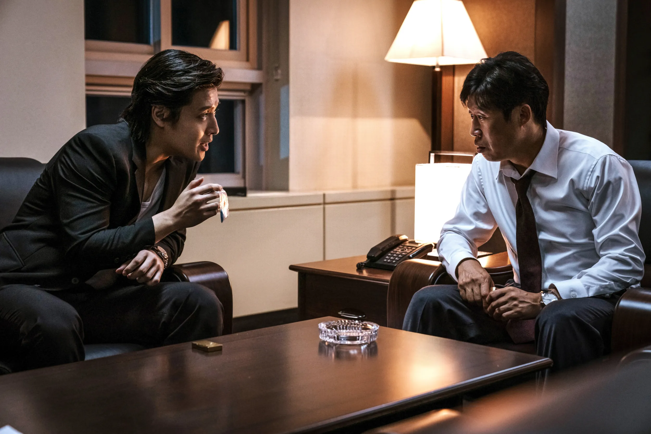 Yoo Hae-jin (bên phải) vào vai công tố viên, đang trao đổi cùng kẻ chỉ điểm do Kang Ha-neul đóng