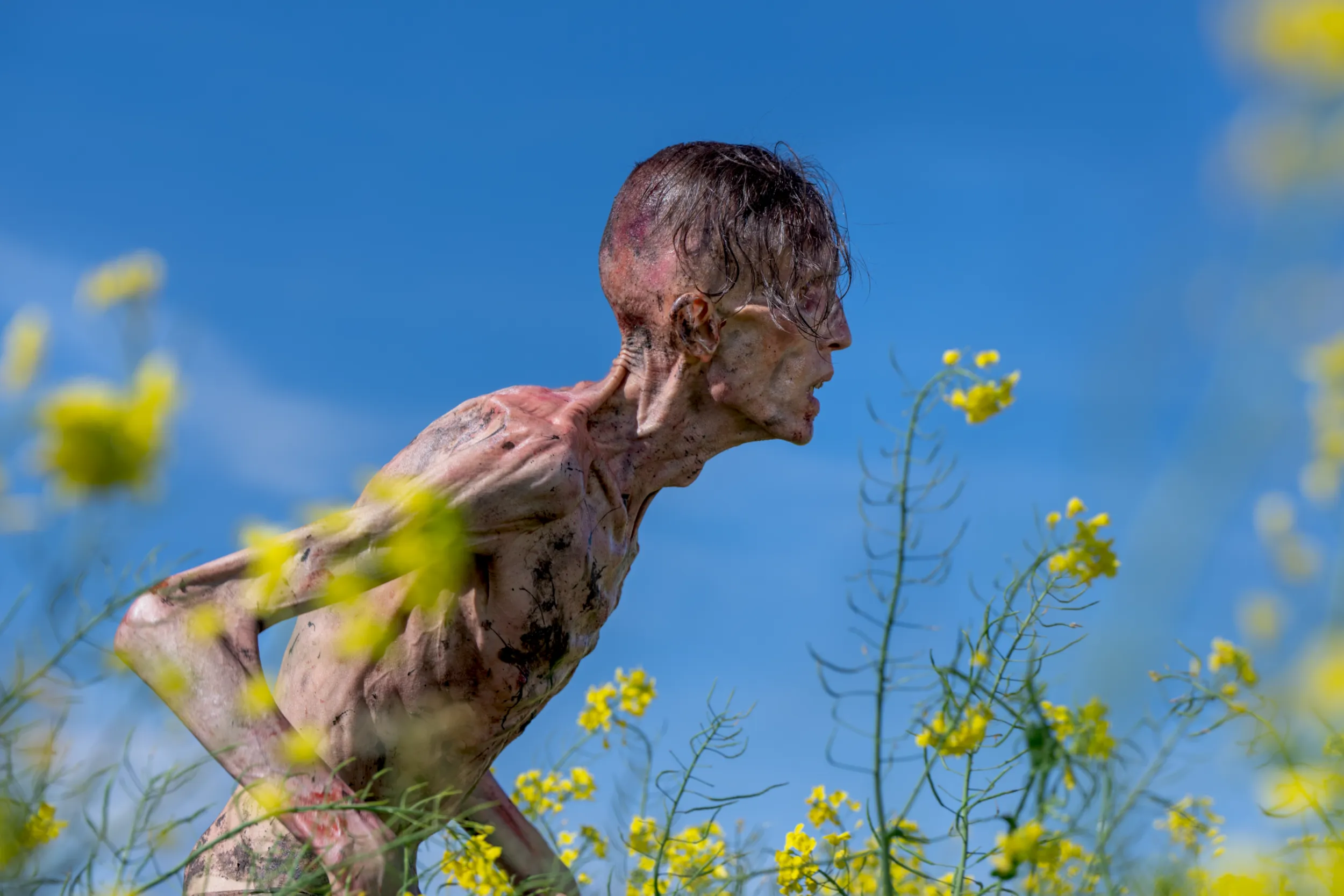 Tạo hình zombie trong phim, nó chạy nhanh, và không mặc đồ