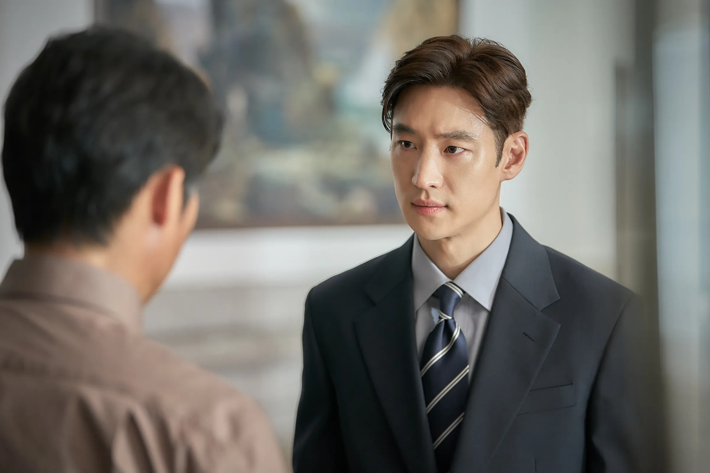 Lee Je-hoon thì vào vai chuyên gia tài chính