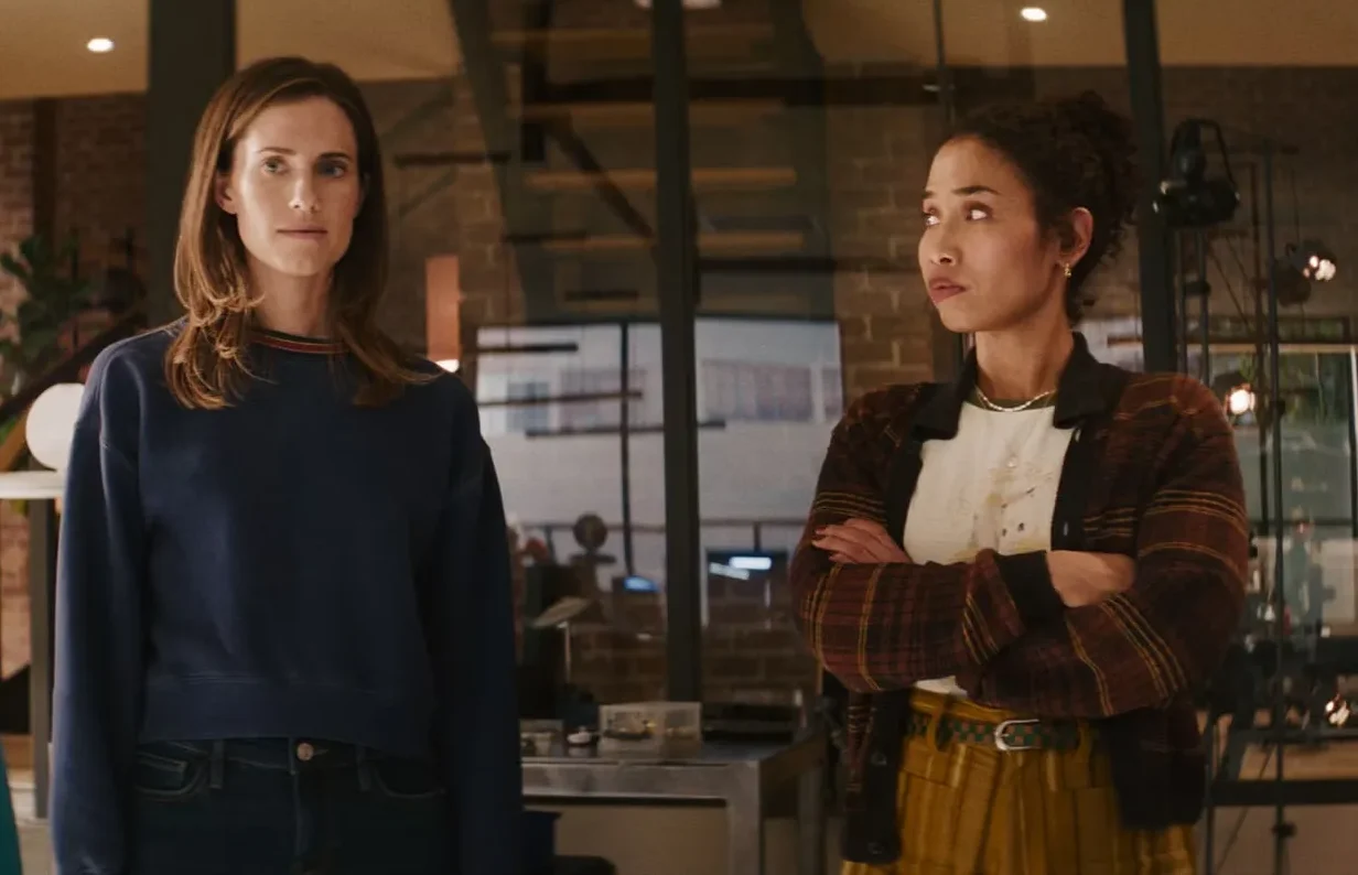Gemma (người bên trái, do Allison Williams đóng) là người vận động chính phủ nên kiểm soát AI và các công ty công nghệ
