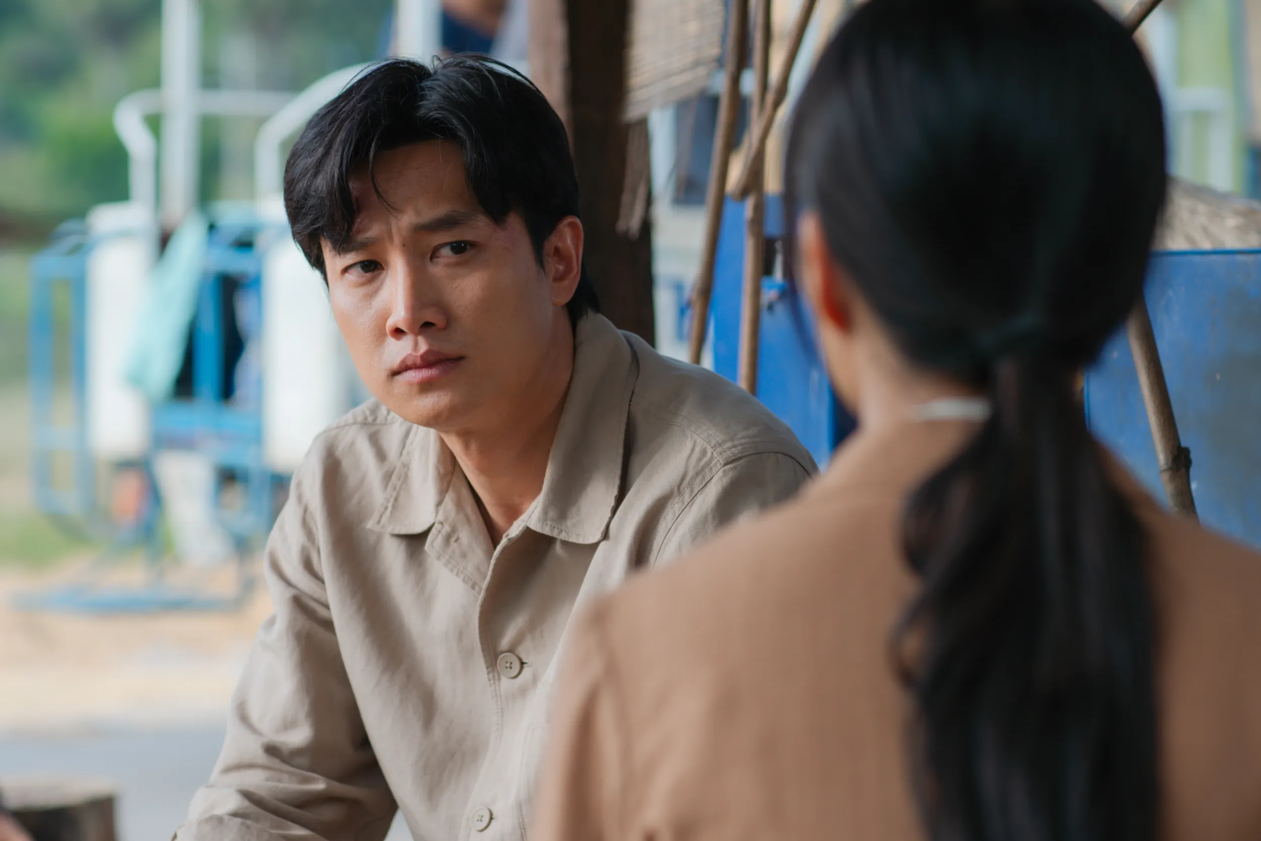 Quốc Trường cũng không còn đóng vai tổng tài, giờ đây anh là một nhà văn viết truyện kinh dị - phim Út Lan