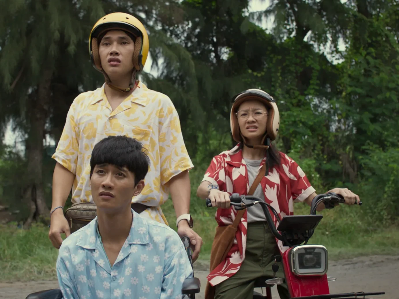 Bộ ba báo thủ dắt nhau đi chơi biển mặc dù 1 đứa đang bị teo cơ