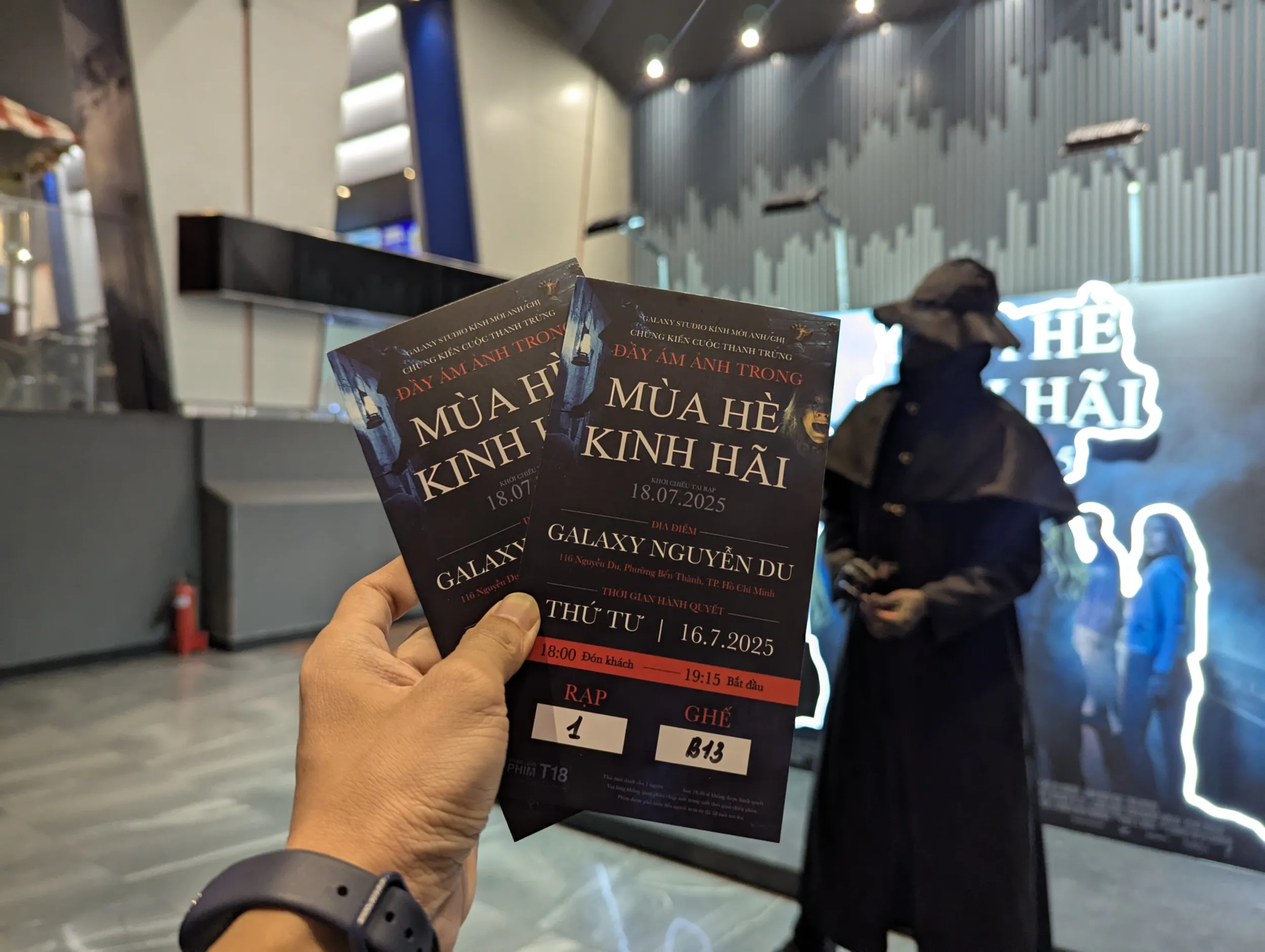 Tại buổi ra mắt phim thì phía nhà phát hành Galaxy Studio cũng có mời cosplayer đến để hóa thành kẻ sát nhân mặc áo mưa trong phim