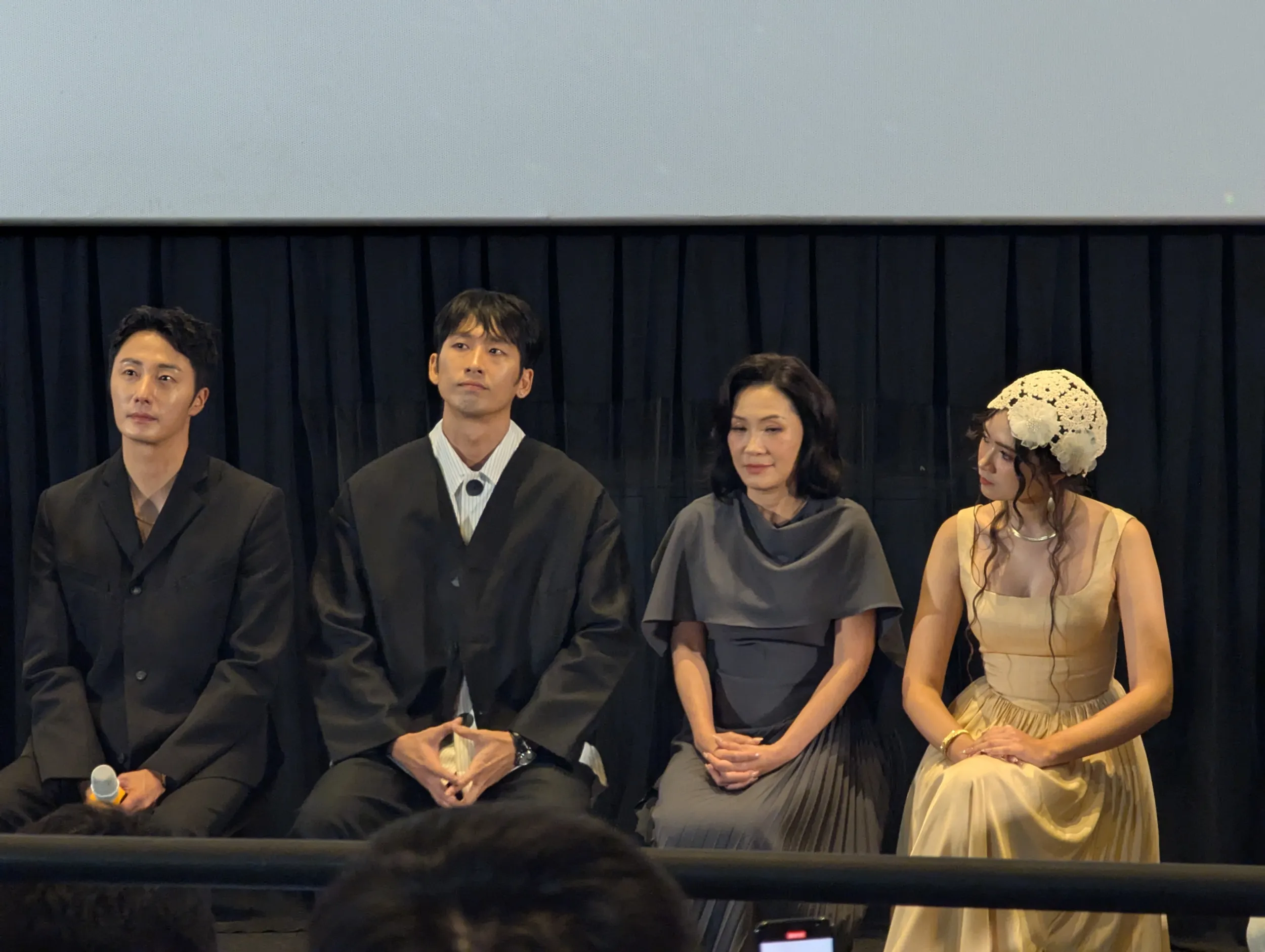 Dàn diễn viên giao lưu cùng báo giới sau suất chiếu, từ trái qua: Jung Il-Woo, Tuấn Trần, Hồng Đào, Juliet Bảo Ngọc