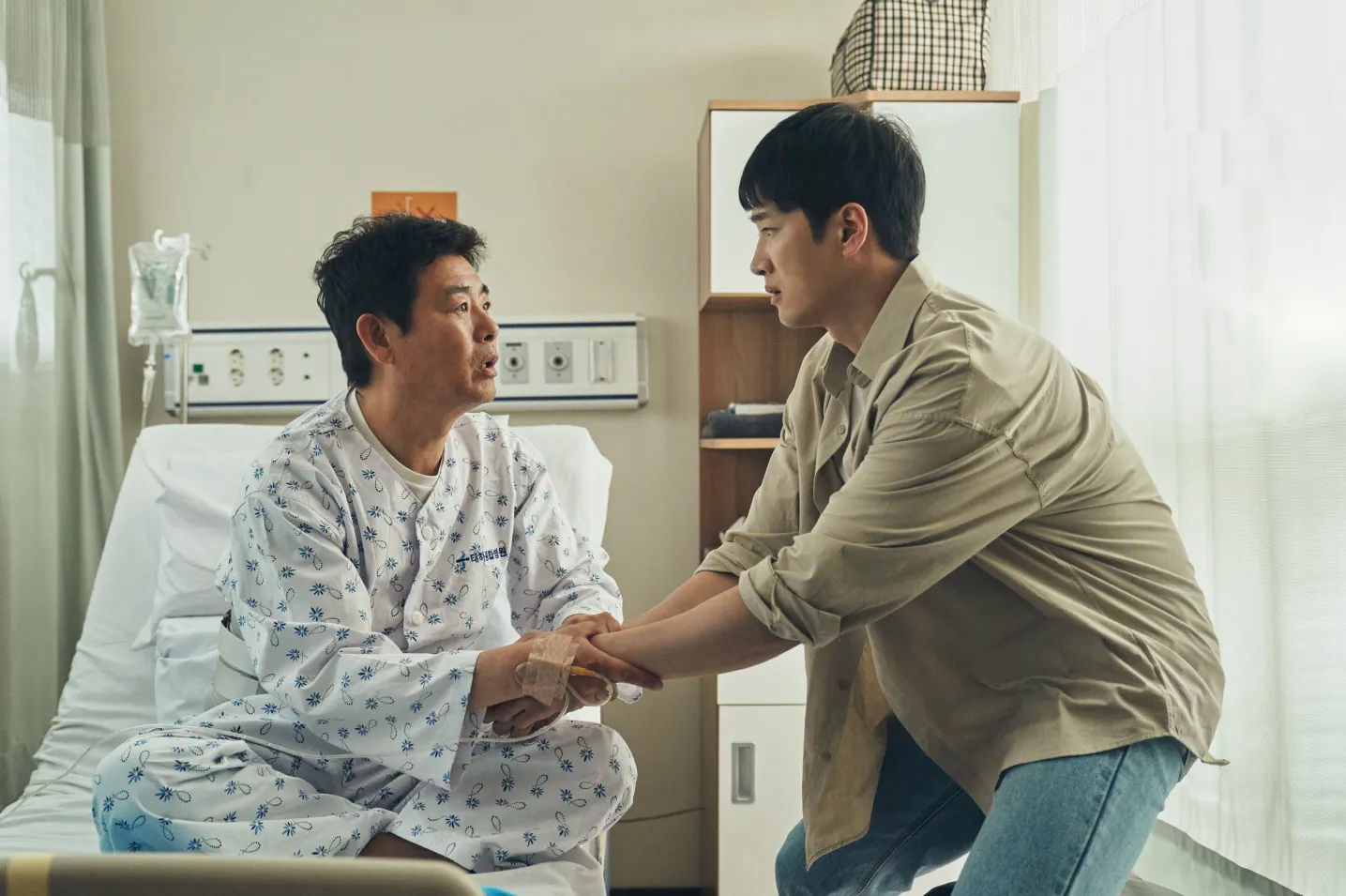 Sung Dong-il (bên trái) vào vai cha của 