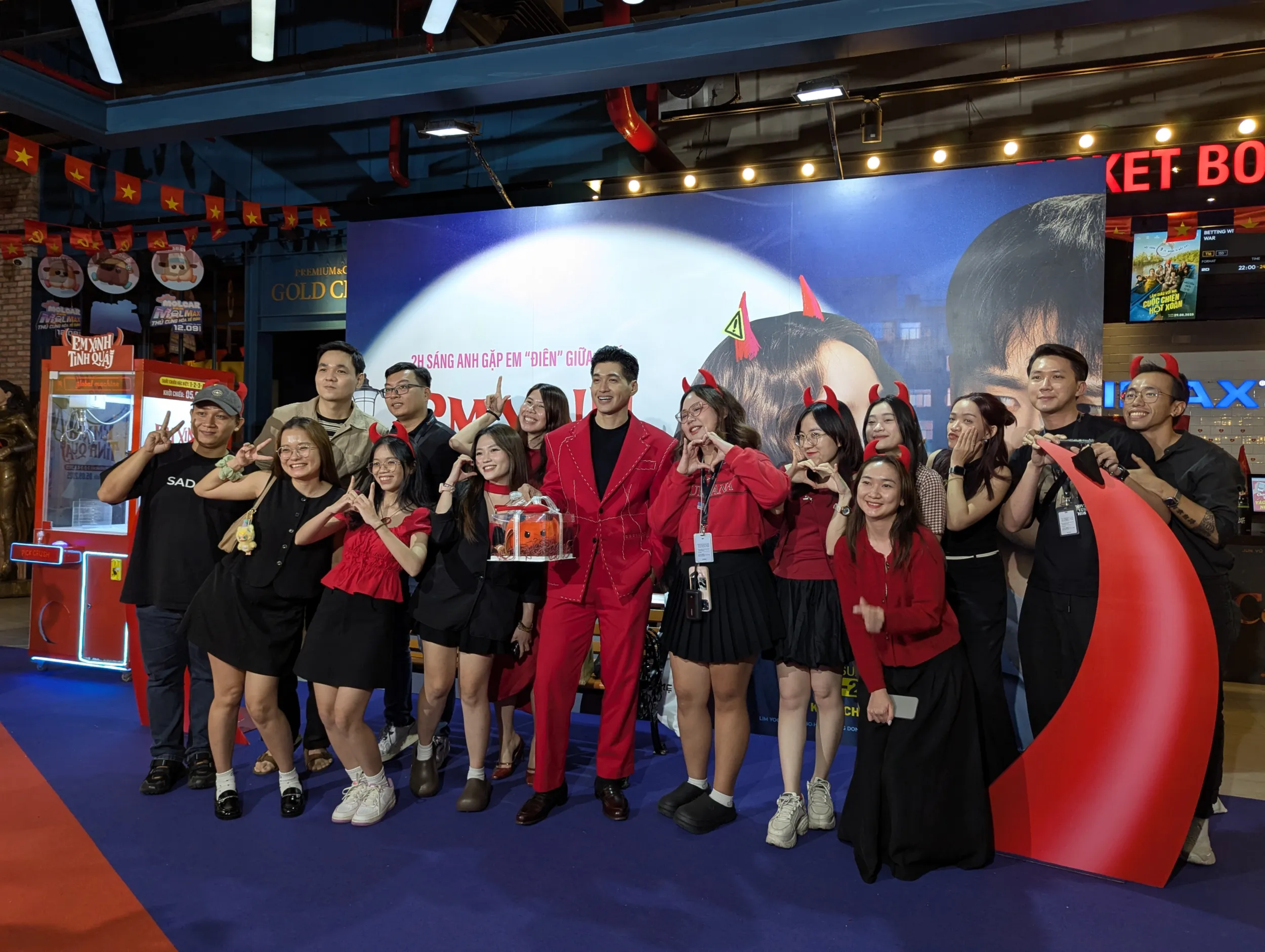 Ma Ran Đô chụp ảnh cùng các thành viên nhà phát hành phim CJ ENM Vietnam