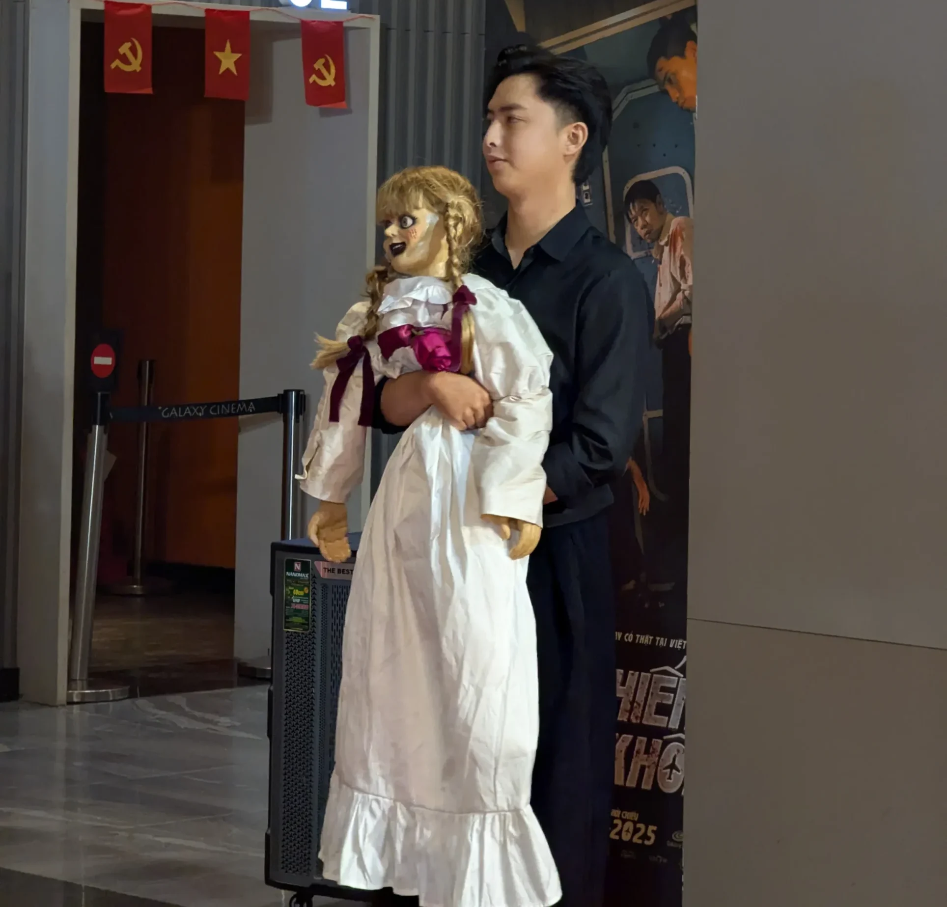 Anh trai này can đảm quá, dám ẵm bé "Beo"