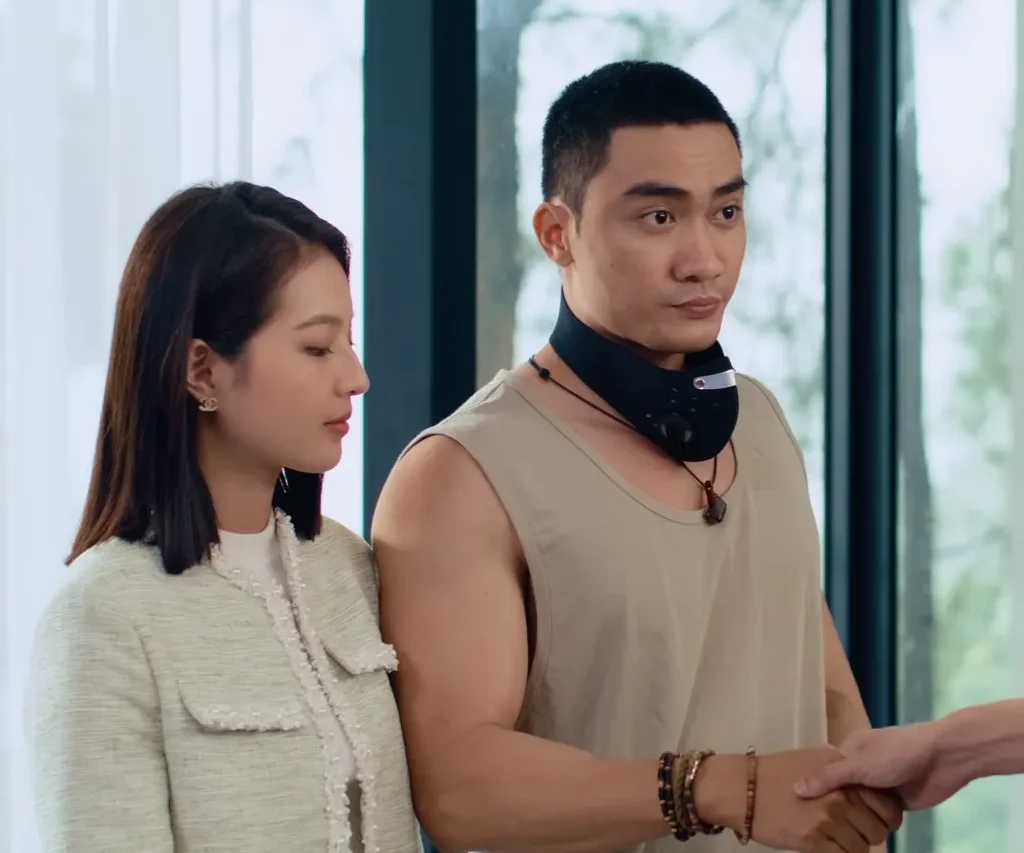 Bích Ngọc và Lương Gia Huy trong phim Bịt Mắt Bắt Nai