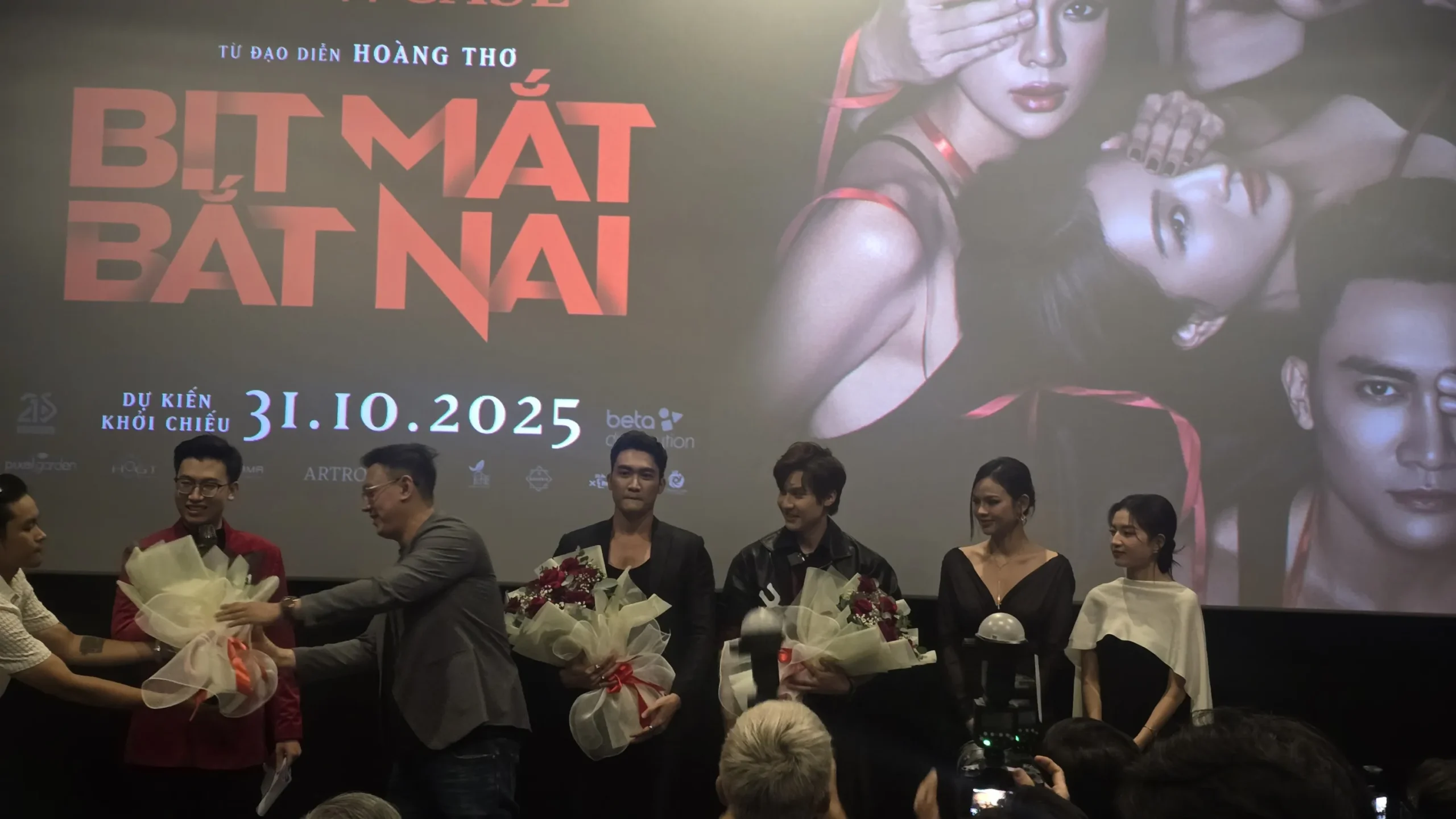 Hình ảnh tại buổi showcase phim Bịt Mắt Bắt Nai - Dàn diễn viên nhận hoa cảm ơn