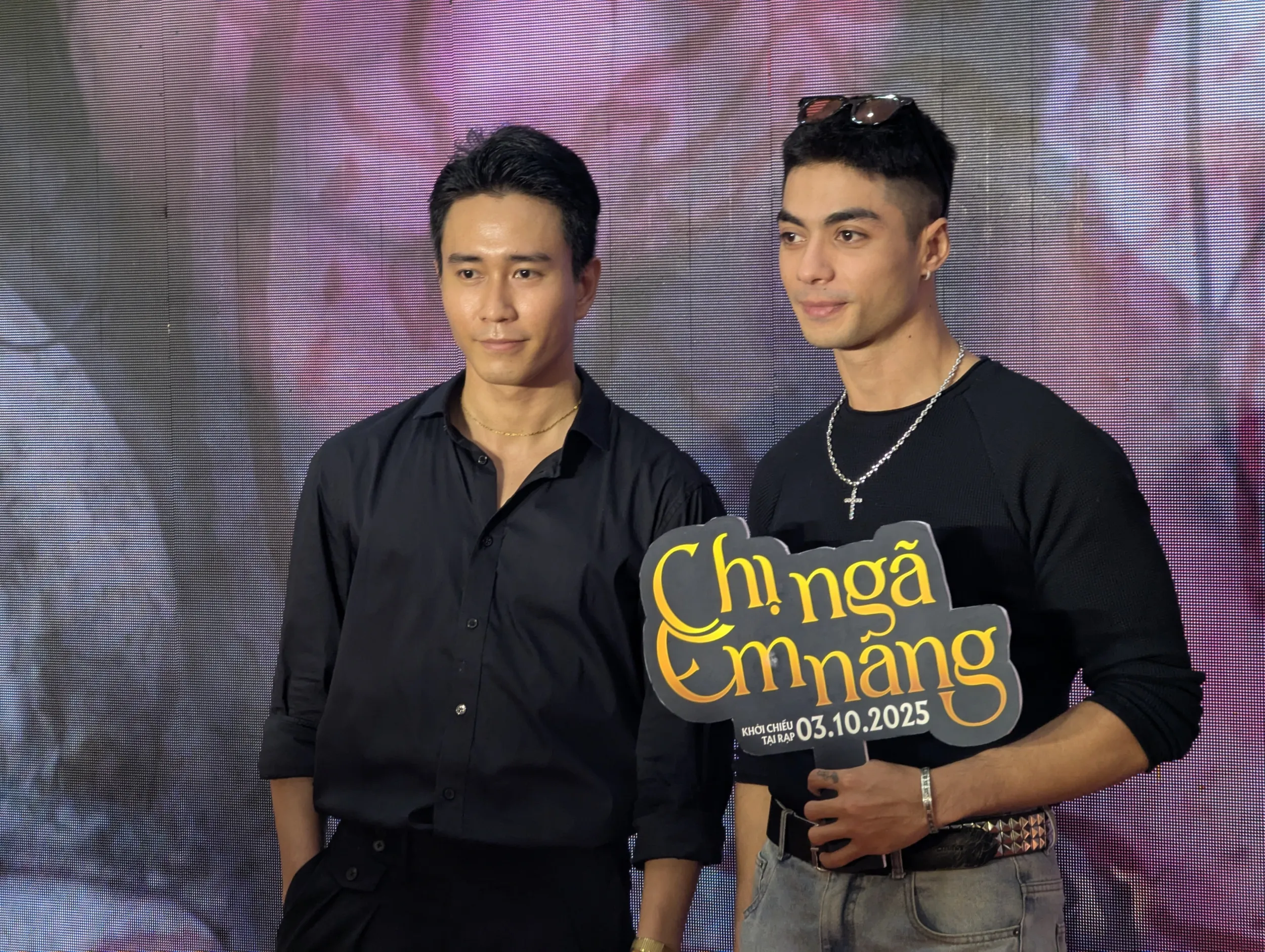 Gi A Nguyễn cùng bạn dự thảm đỏ