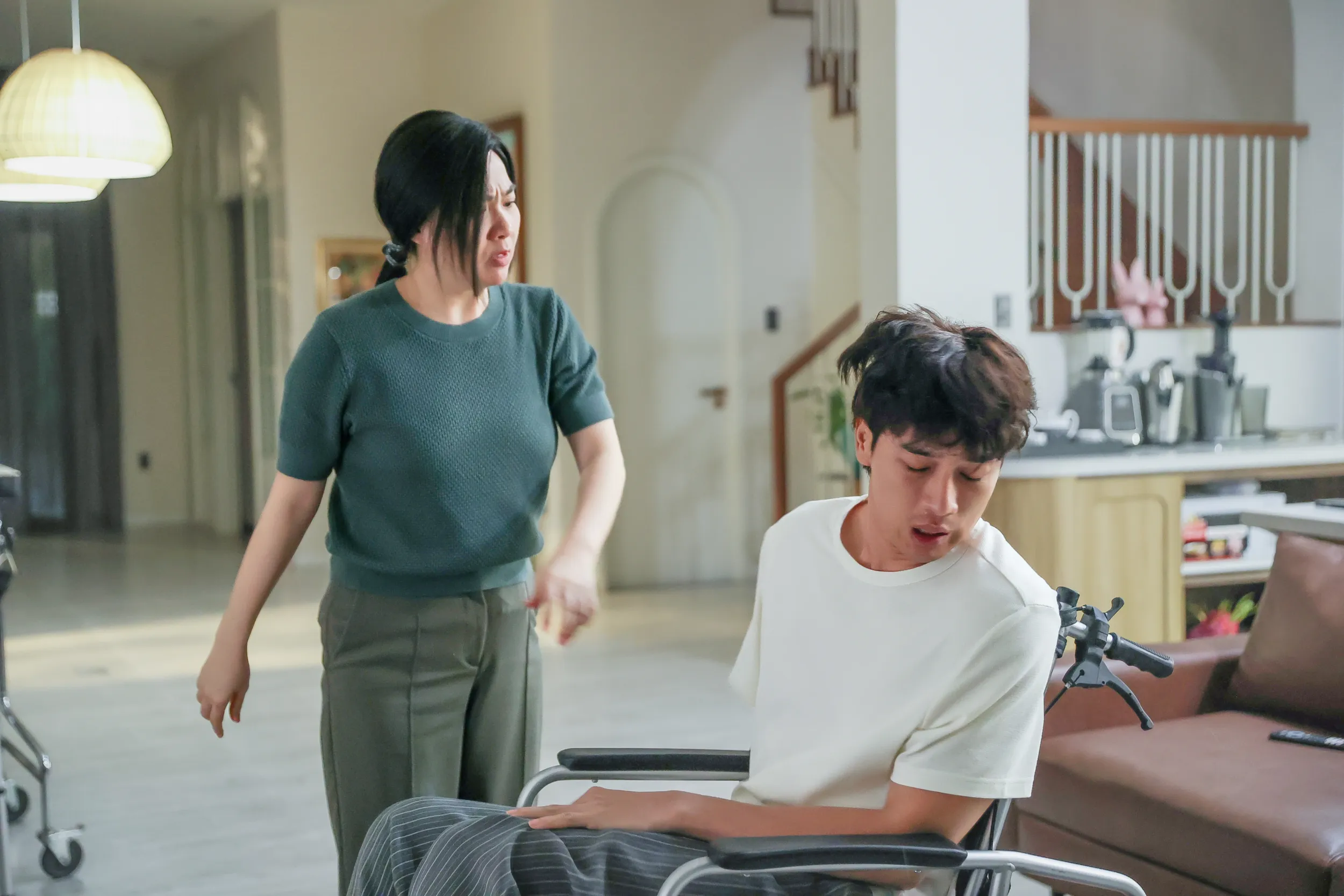 Lê Khánh (vai chị, tên Thương) và Thuận Nguyễn (vai Lực) đóng vai chị em trong phim