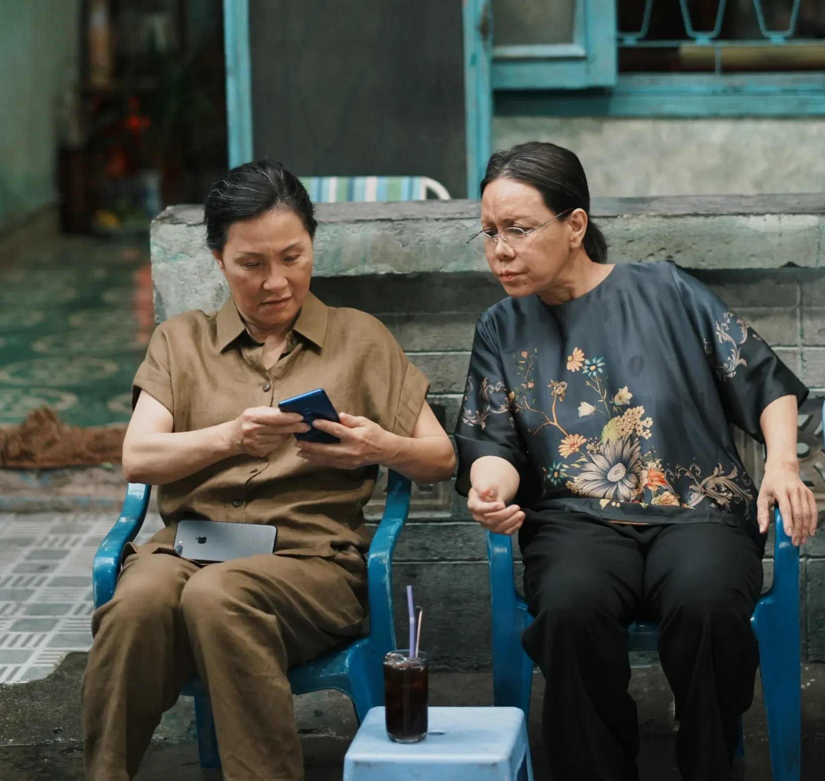 Ngoại Khanh (Hồng Đào) và ngoại Hậu (Việt Hương) được đạo diễn Khương Ngọc xây dựng như "vợ chồng", ý nói họ rất thân thiết