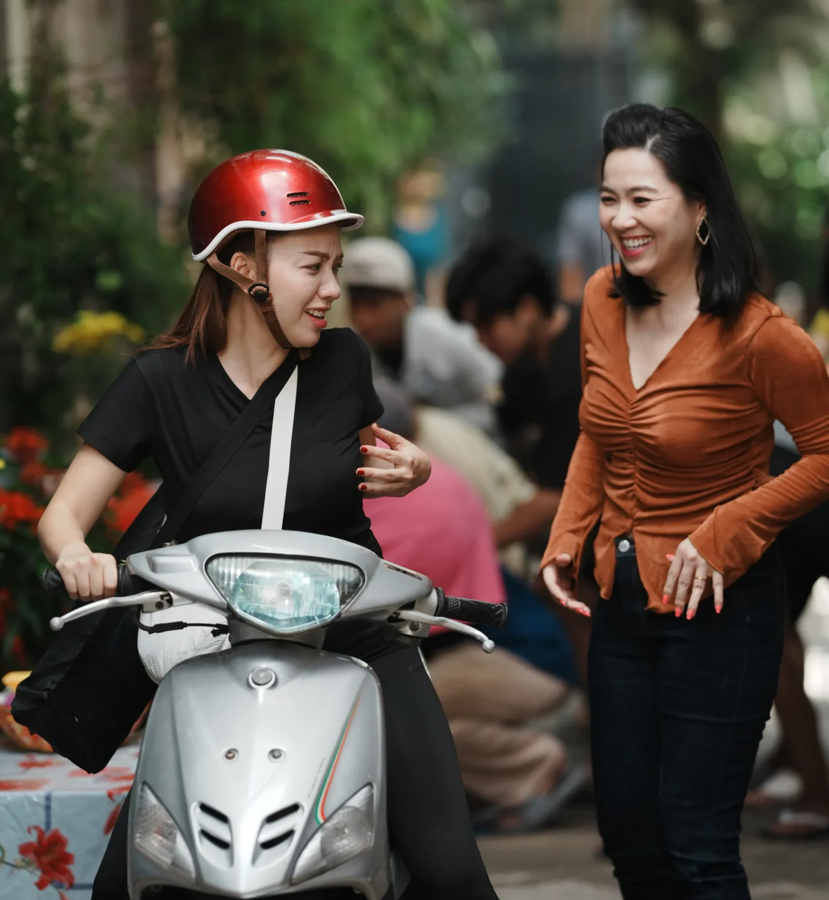 Băng Di (đang lái xe) và Lê Khánh cũng là đại diện cho hình ảnh những người phụ nữ trong gia đình hiện đại
