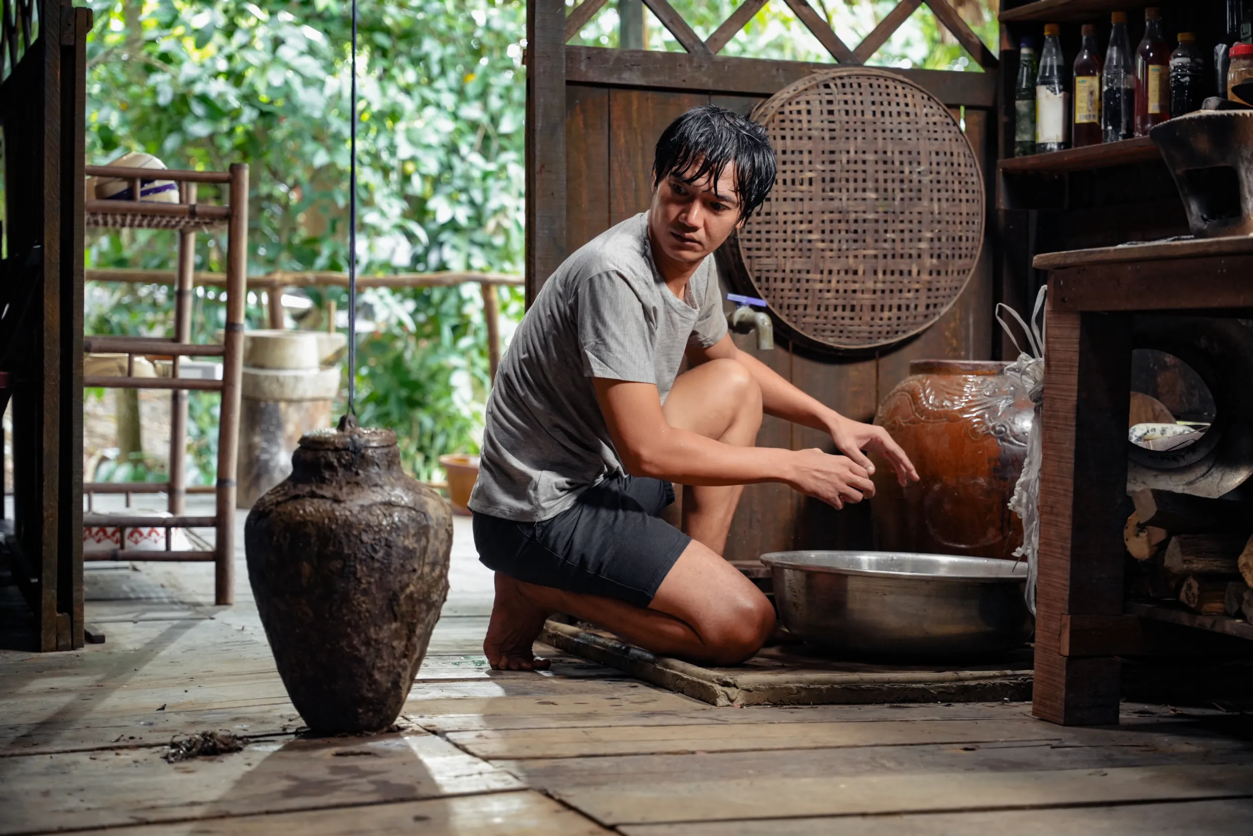 Nhân vật do Quang Tuấn thủ vai mang cái khạp từ dưới sông về