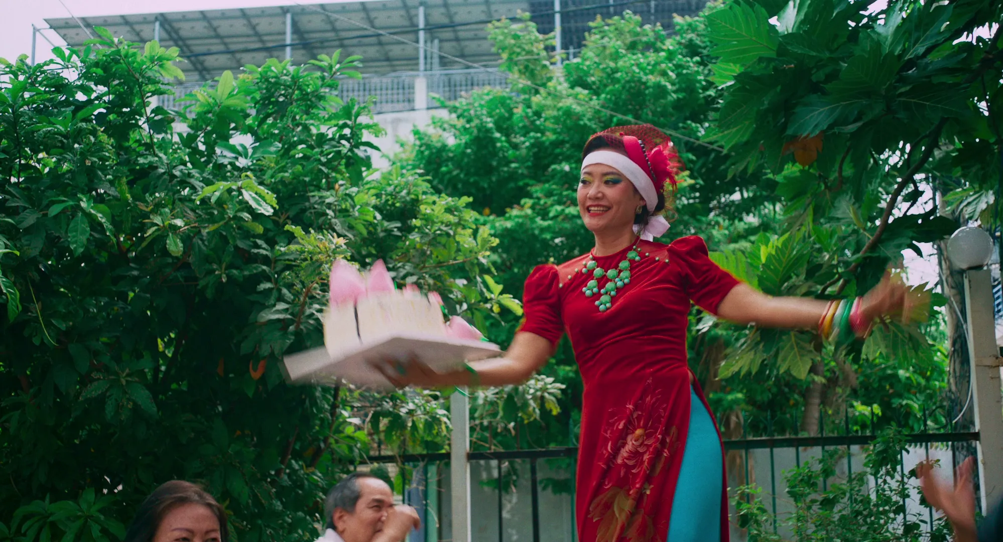 Nhân vật của Hồng Ánh mang đến nét vui vẻ đối lập với sự buồn bã của một đám tang
