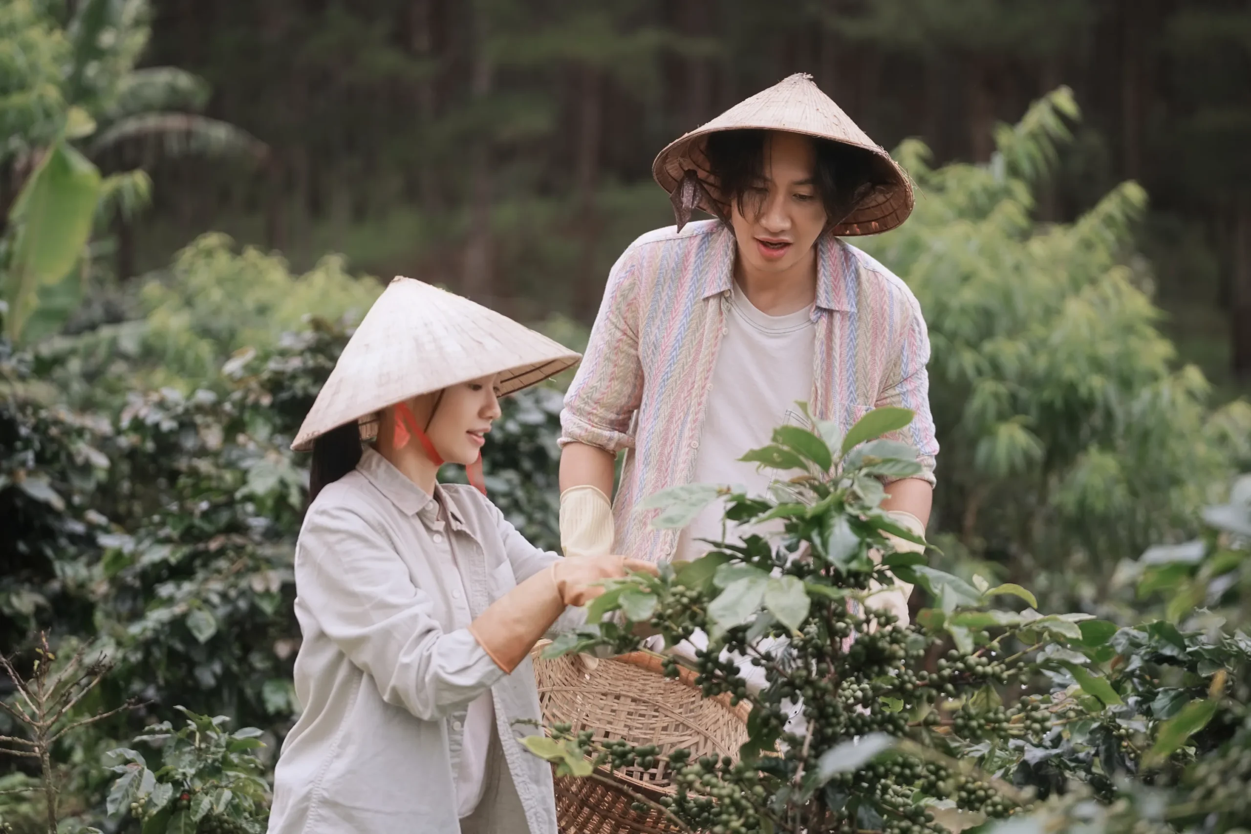 Lee Kwang Soo và Hoàng Hà trong một cảnh phim