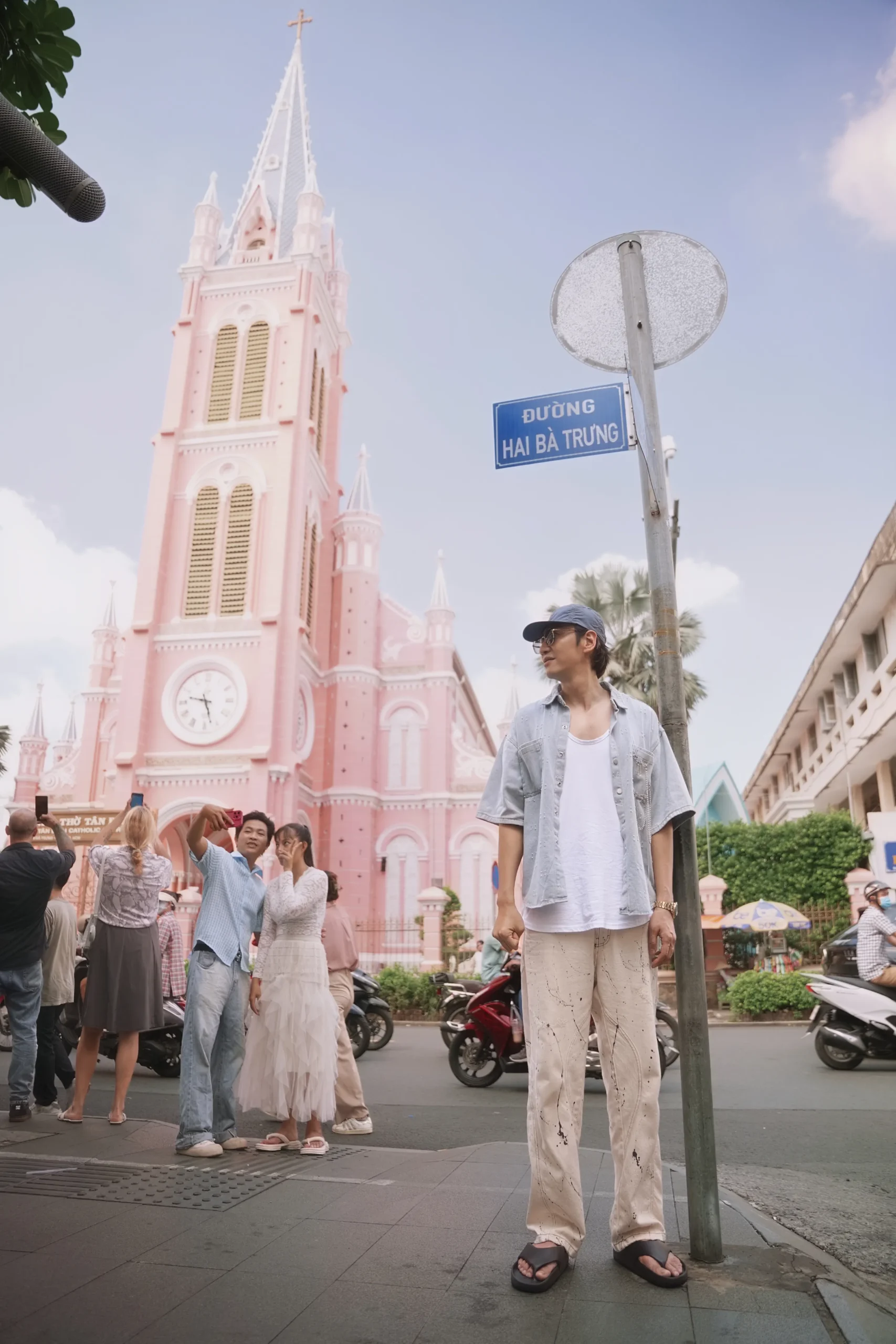 Lee Kwang Soo xuất hiện trong các cảnh quay với những địa điểm biểu tượng ở TPHCM