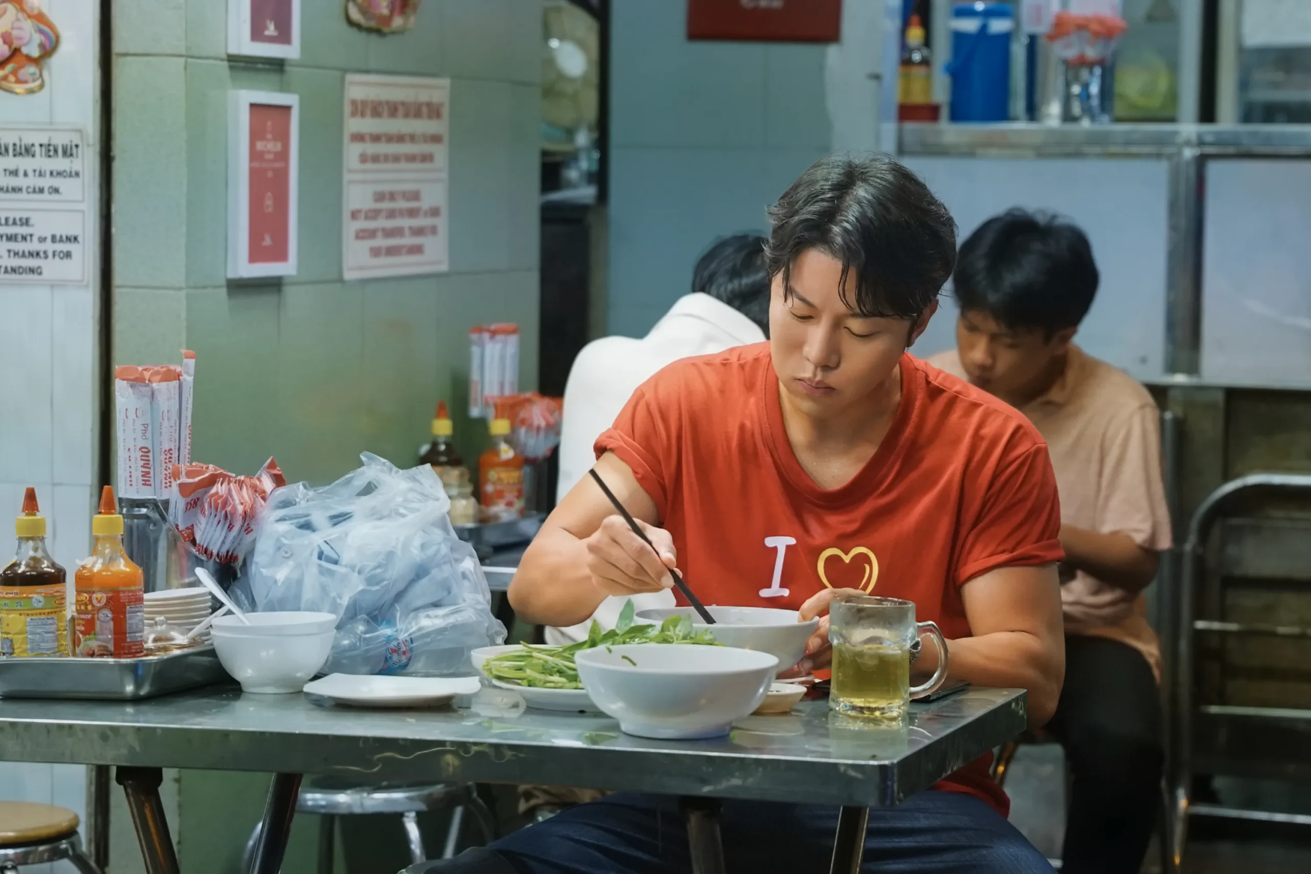 Món phở cũng được lên hình, nhìn diễn viên ăn thấy ngon lắm