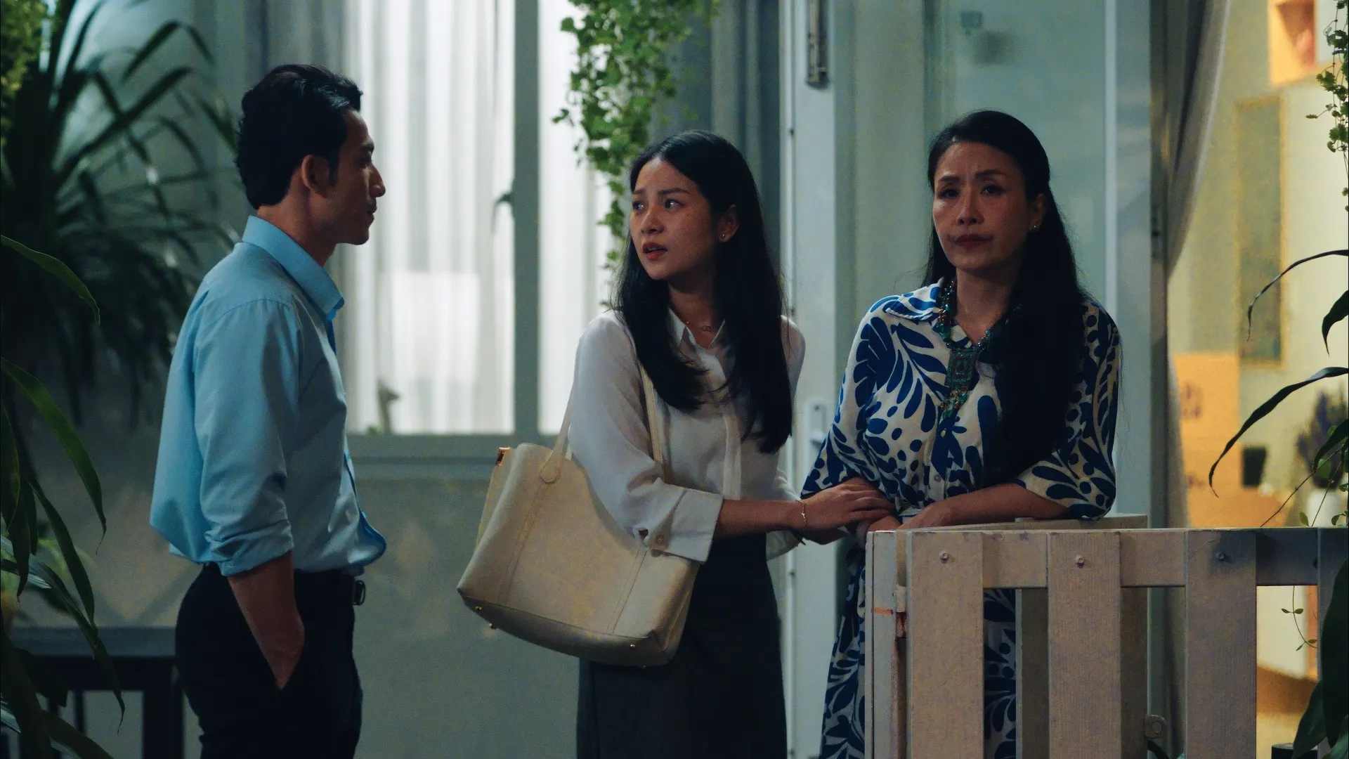 Nghệ sĩ Kiều Oanh (bên phải) tham gia điện ảnh sau một thời gian diễn hài