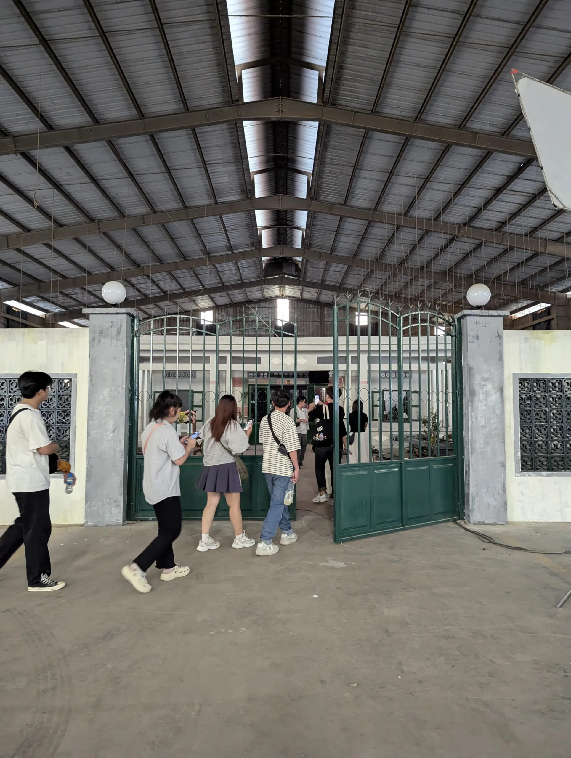 Bối cảnh phim được dựng bên trong một khu nhà xưởng ở Bình Dương (cũ)