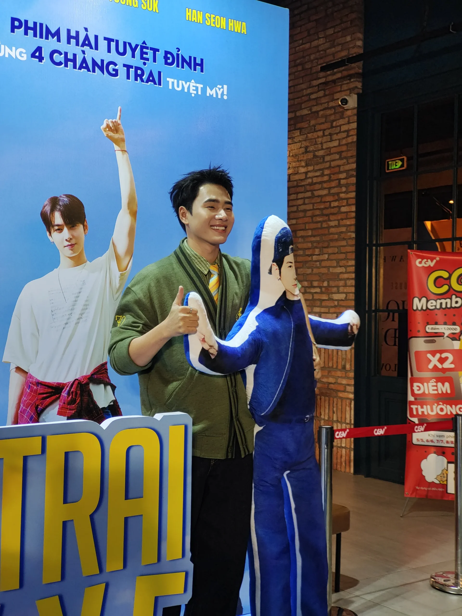Anh trai Nhâm Phương Nam tại thảm đỏ họp báo phim