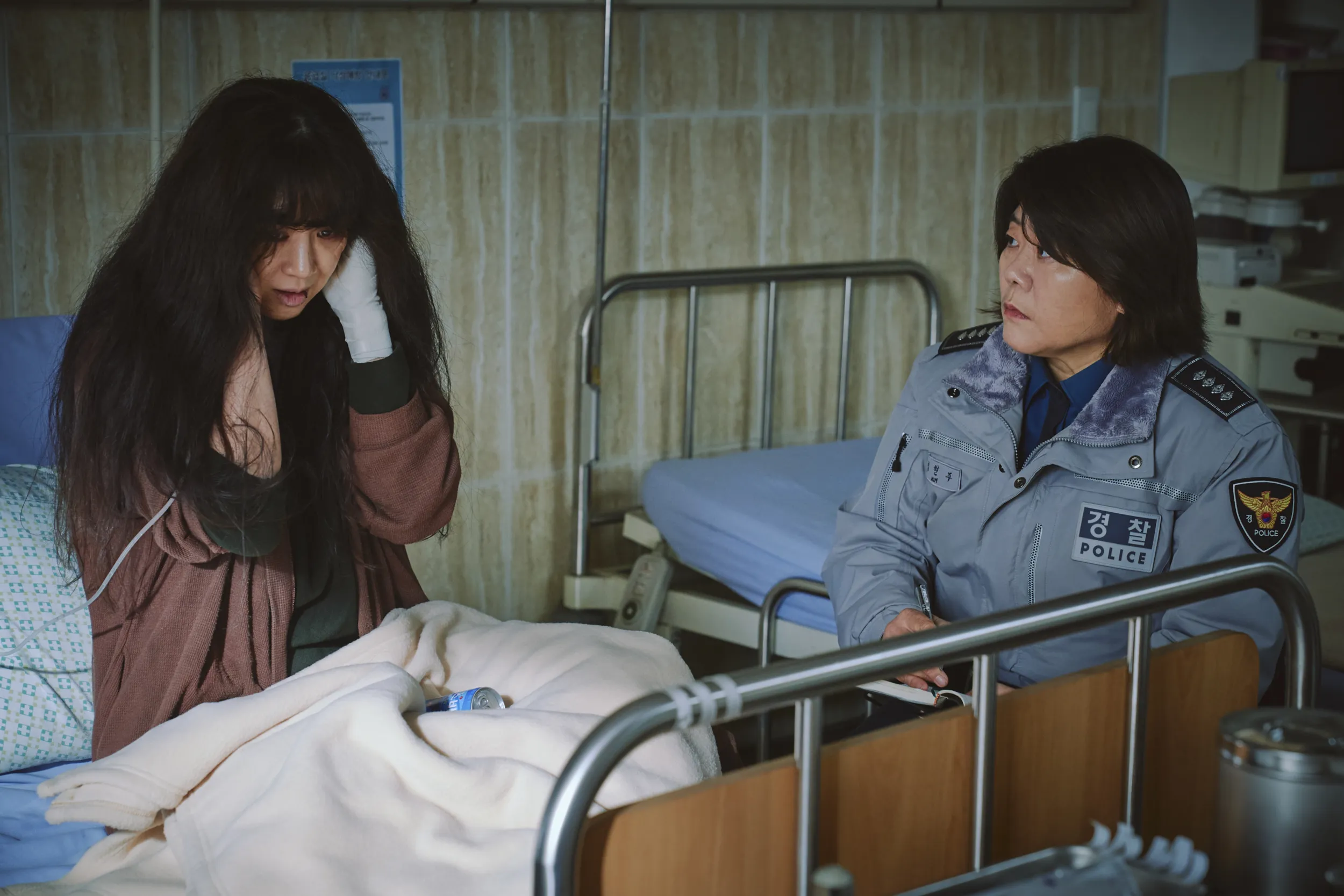 Lee Jung Eun (vai cảnh sát) có có màn lột xác từ hình ảnh quản gia trong Parasite thành một cảnh sát kiên định