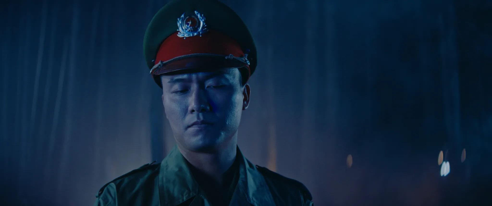 Xuân Phúc trong vai công an địa phương