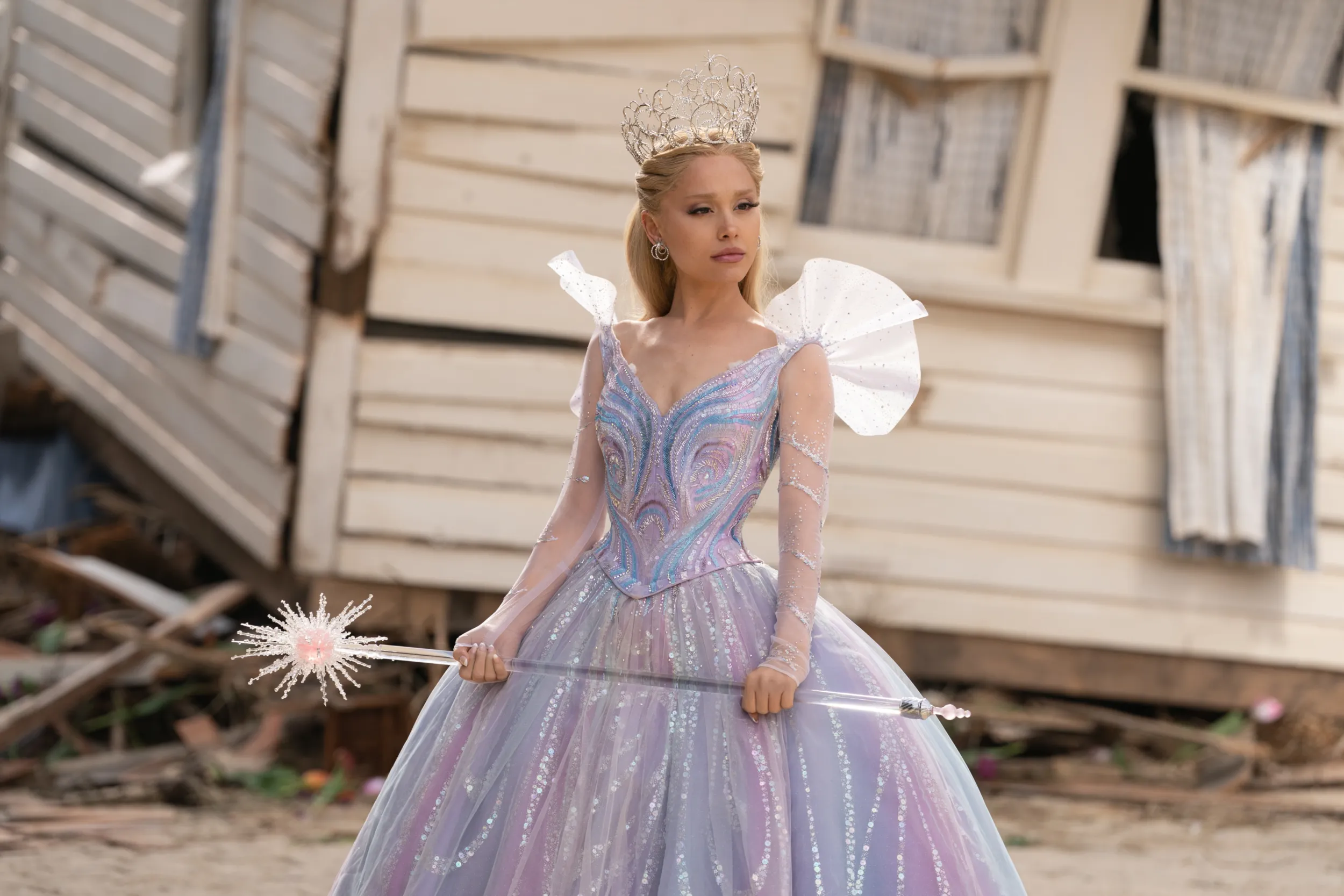 Ariana Grande vào vai Glinda