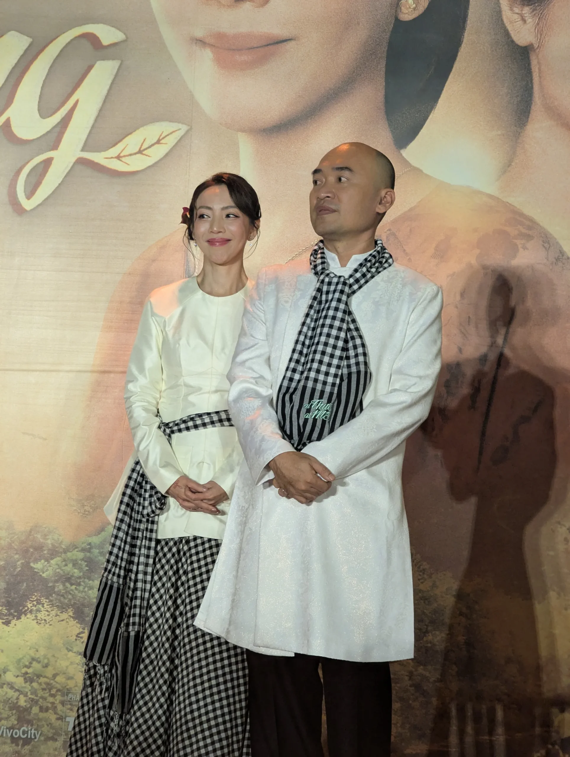 Vợ chồng Thu Trang và Tiến Luật tại họp báo phim Ai Thương Ai Mến
