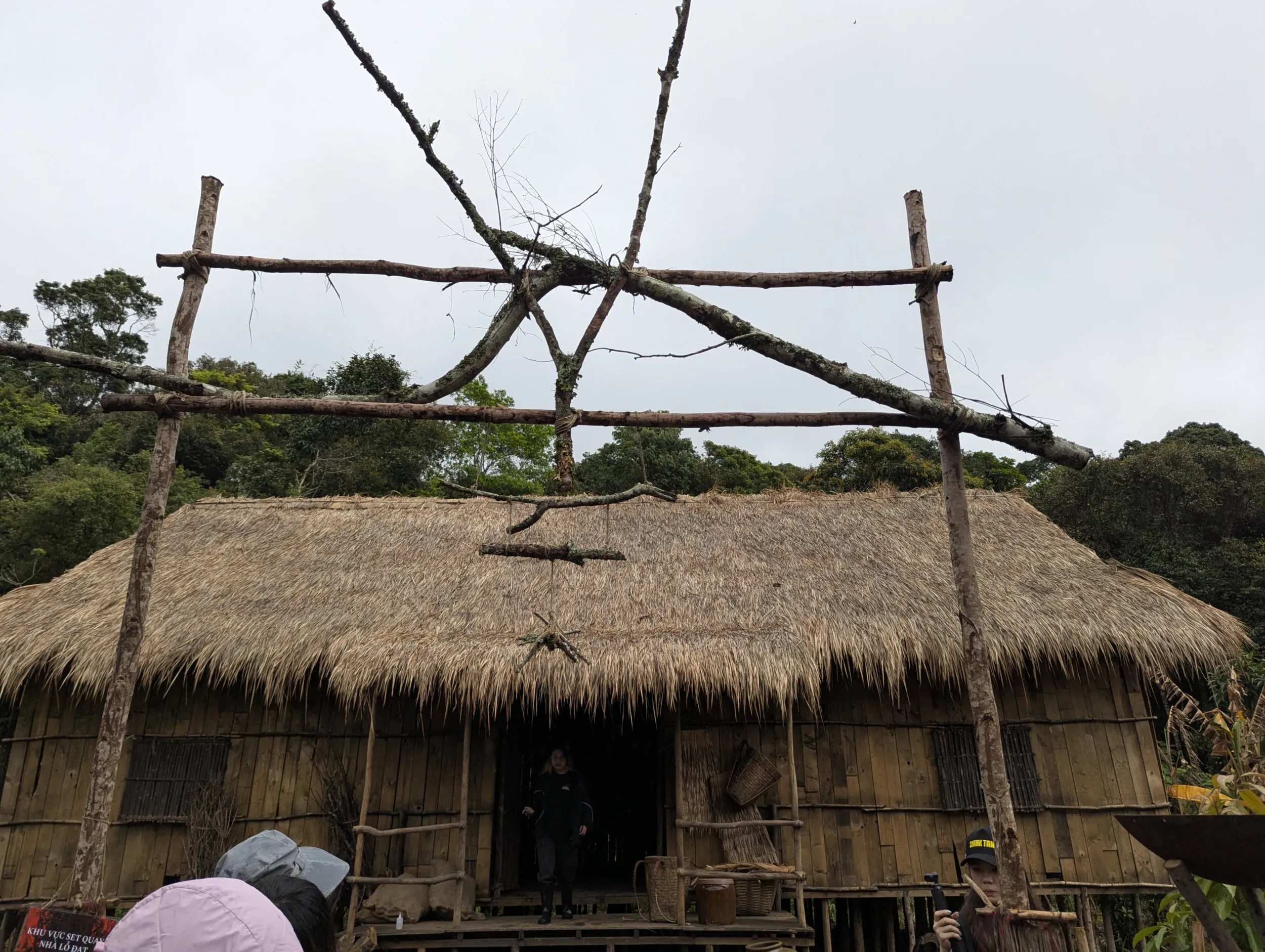 Nhà trưởng làng Lỗ Đạt