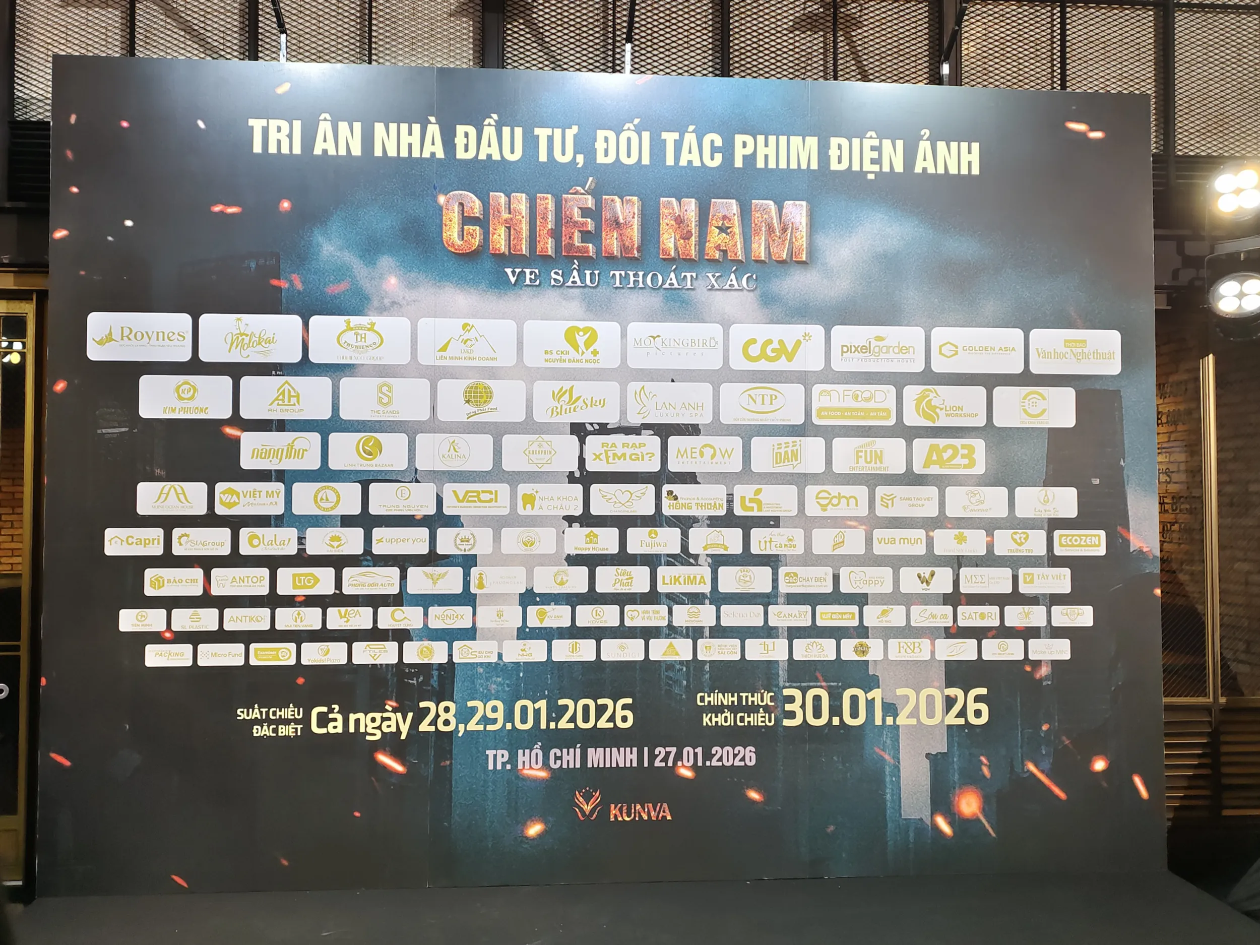 Backdrop chụp ảnh tại sự kiện công chiếu phim Chiến Nam: Ve Sầu Thoát Xác