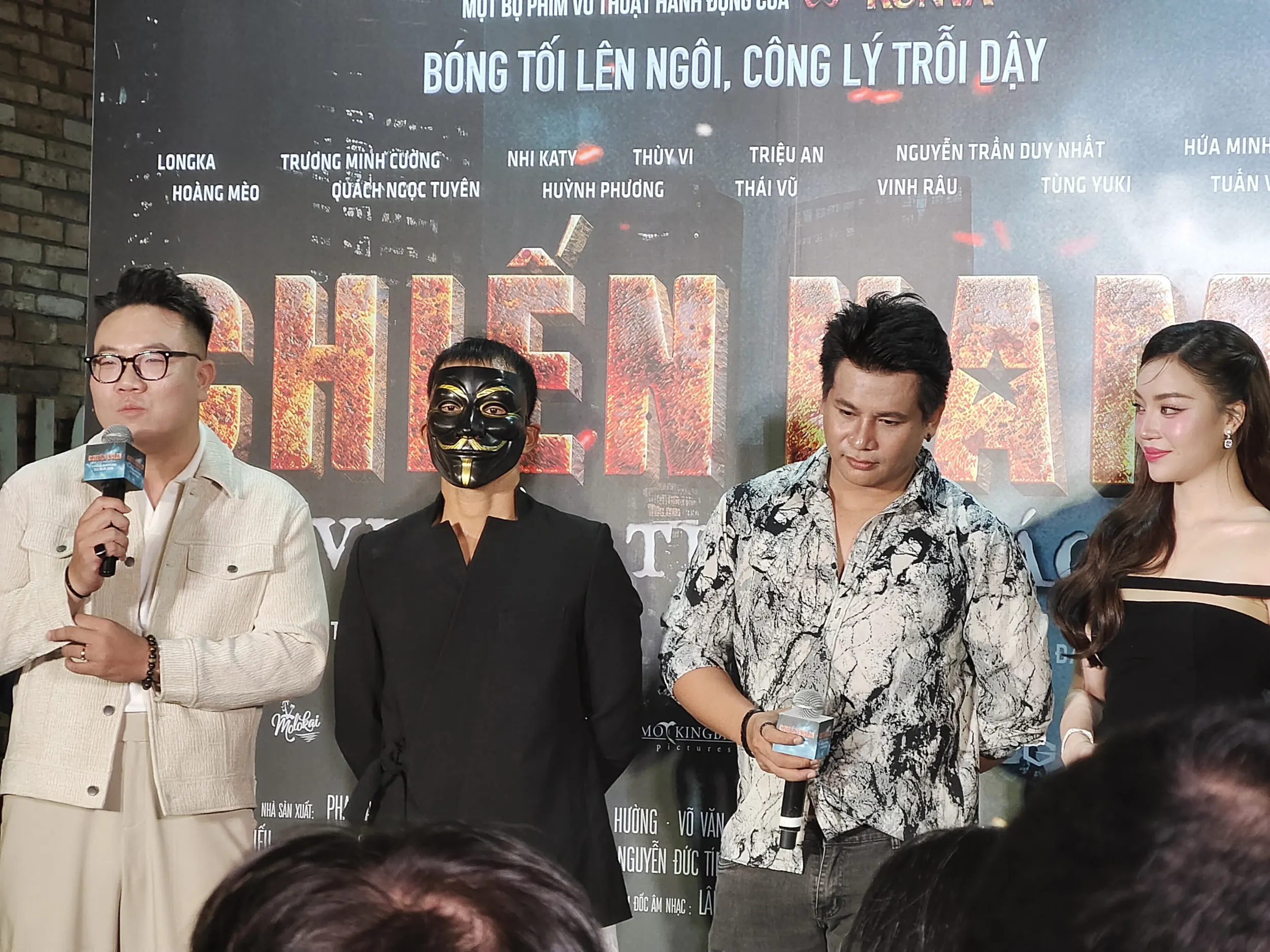 Dàn diễn viên giao lưu cùng khán giả