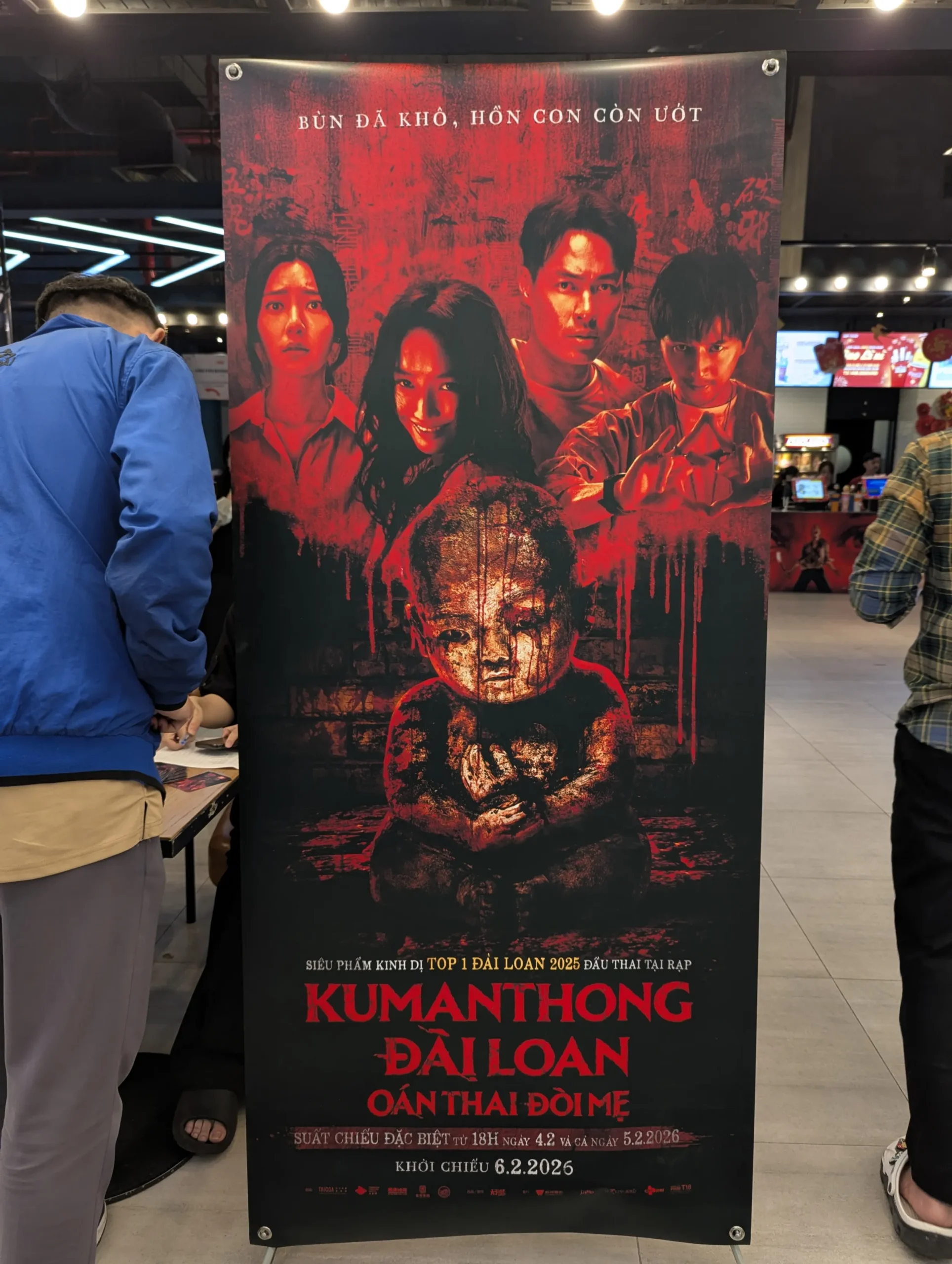 Nhìn tấm standee này thấy cũng sợ đó nhen