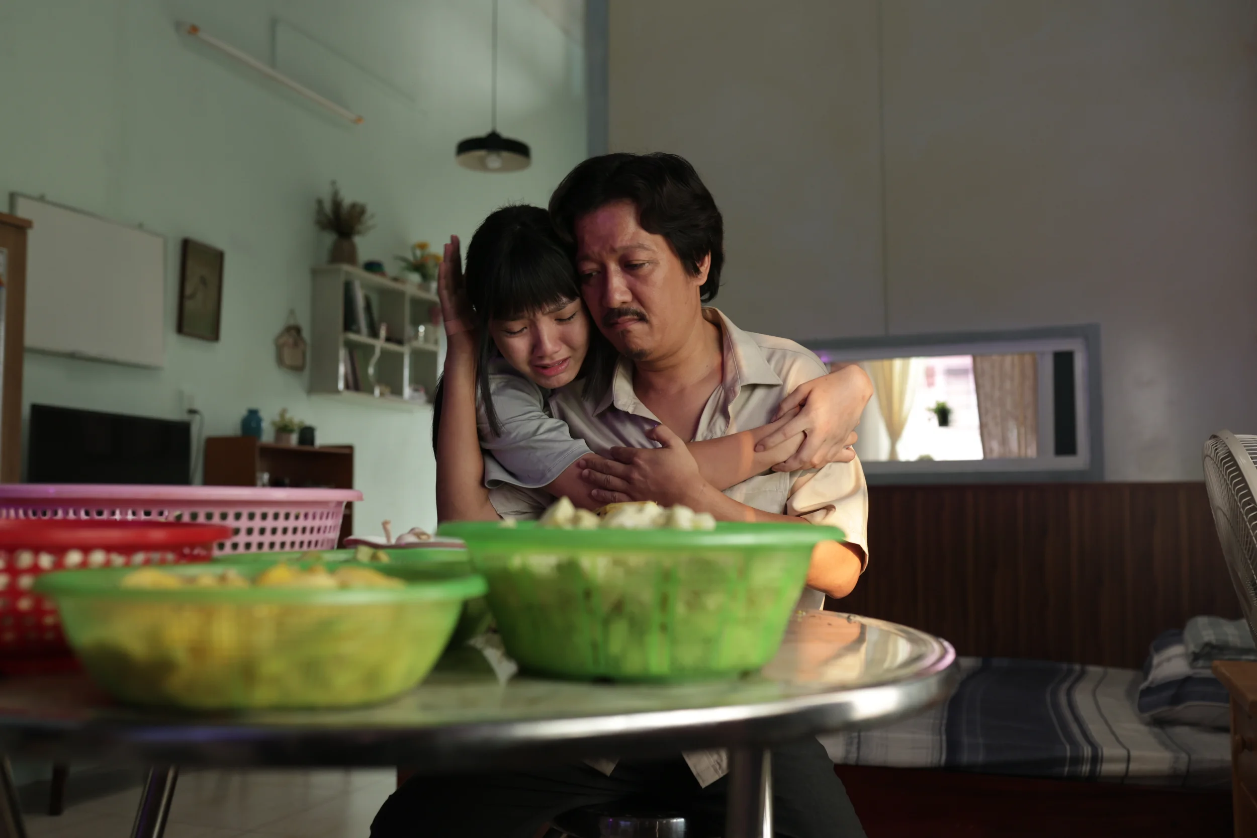 Ông Thạch và con gái bên thau mắm cà
