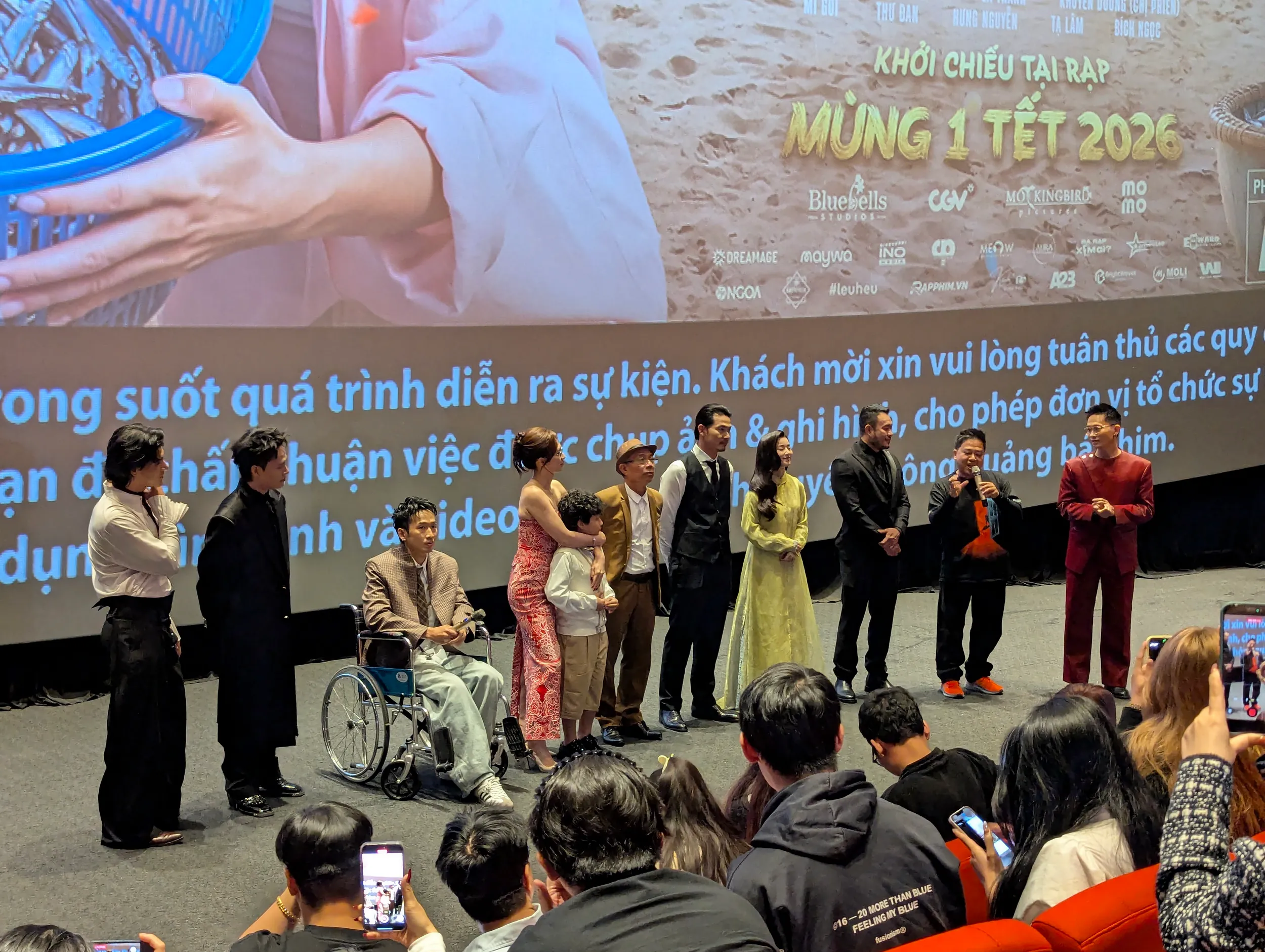 Đoàn phim Báu Vật Trời Cho ra mắt với nhiều cảm xúc.
