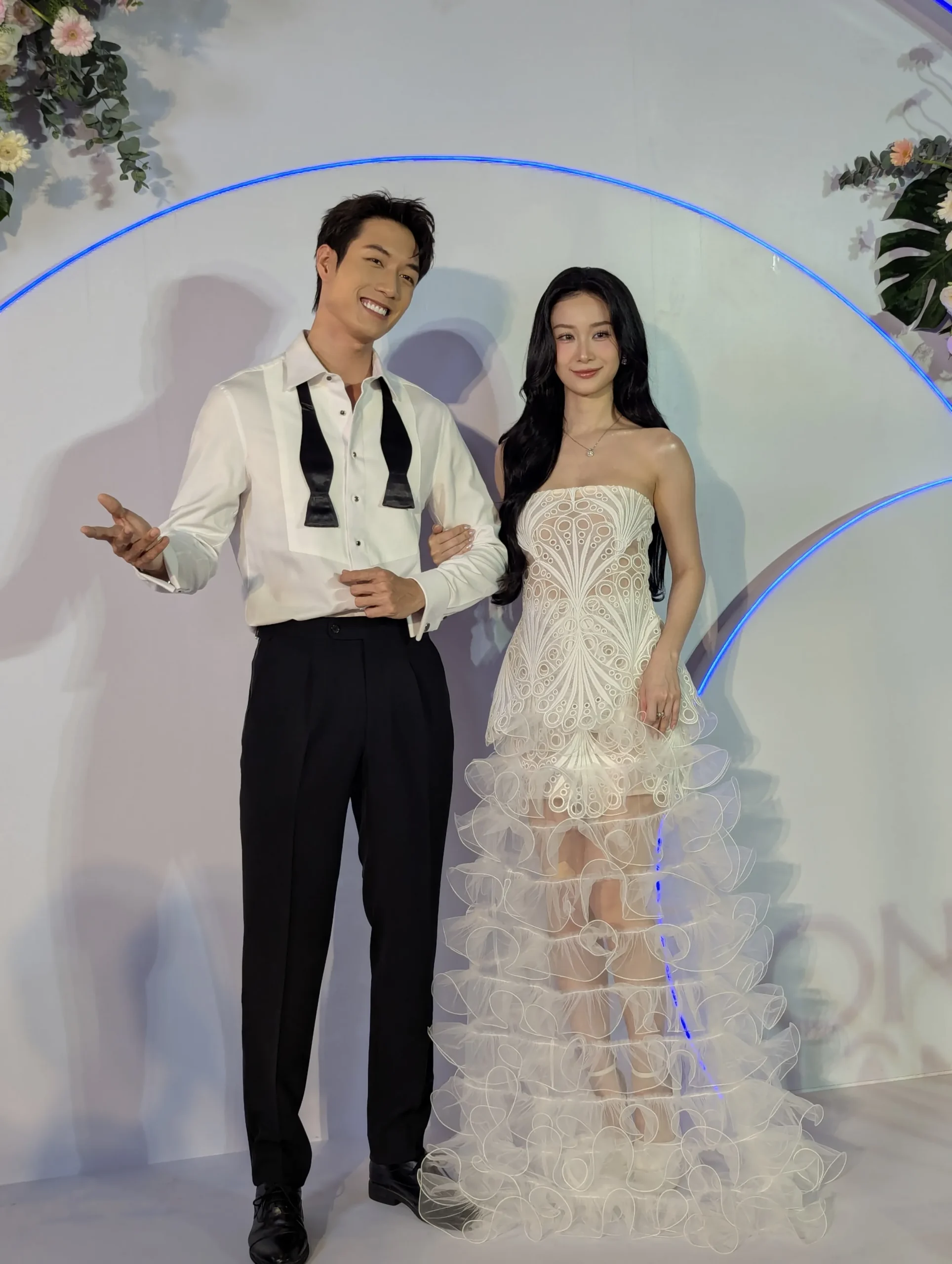 Khoai Vũ và Jun Vũ chụp ảnh tại sự kiện