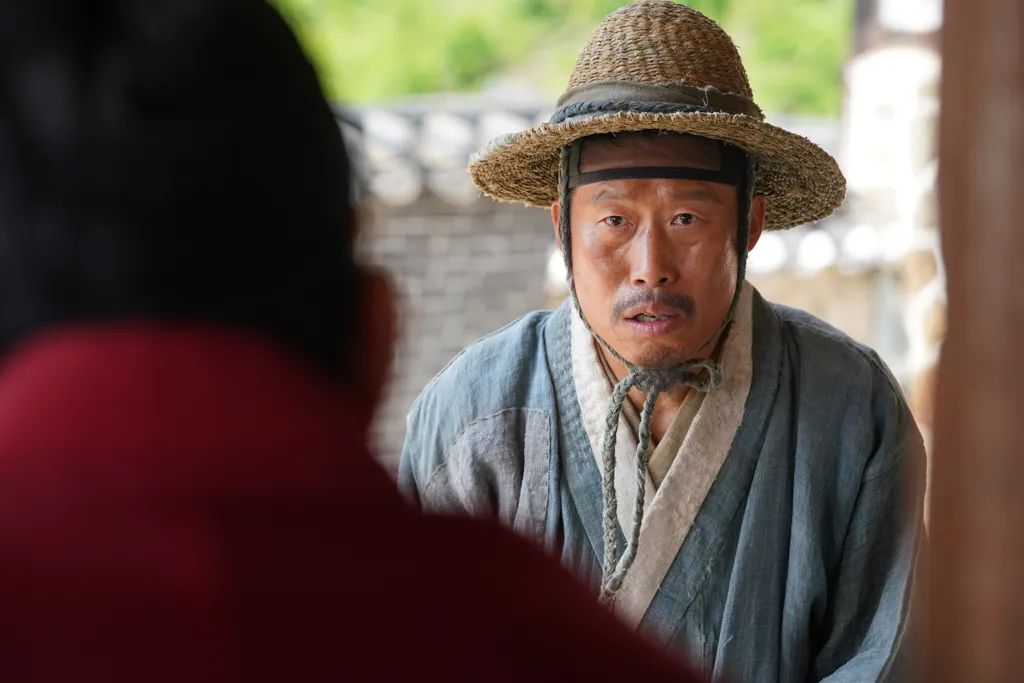 Yoo Hae-jin trong vai trưởng làng