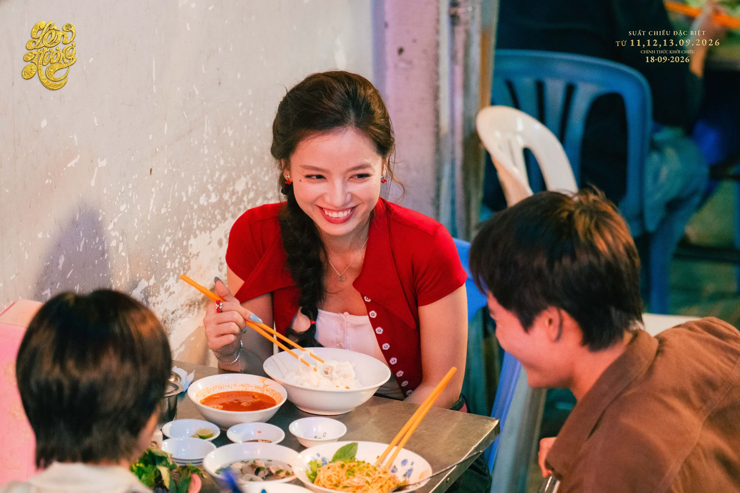 Tiếng cười dân dã bên mâm cơm vỉa hè