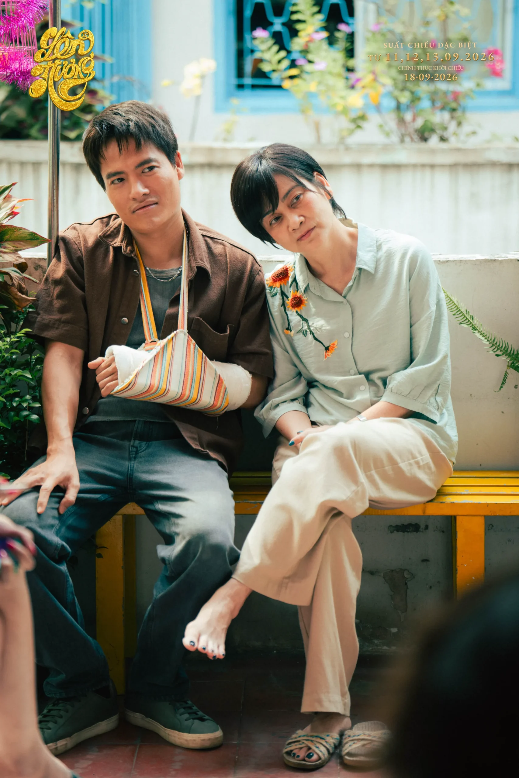 Võ Tấn Phát trong vai Tâm với cánh tay bó bột