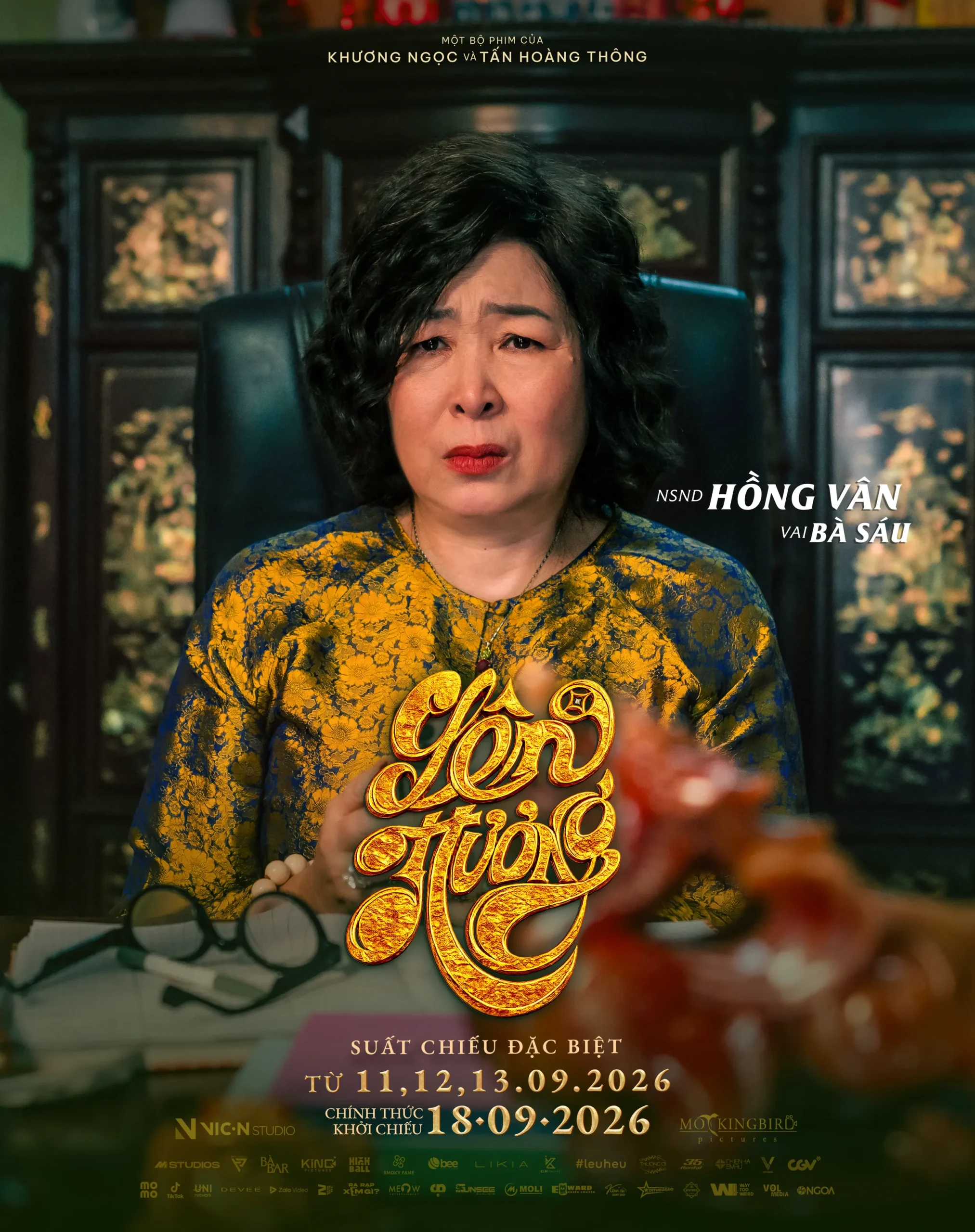 NSND Hồng Vân trong vai bà Sáu Vàng chủ lò vịt quay