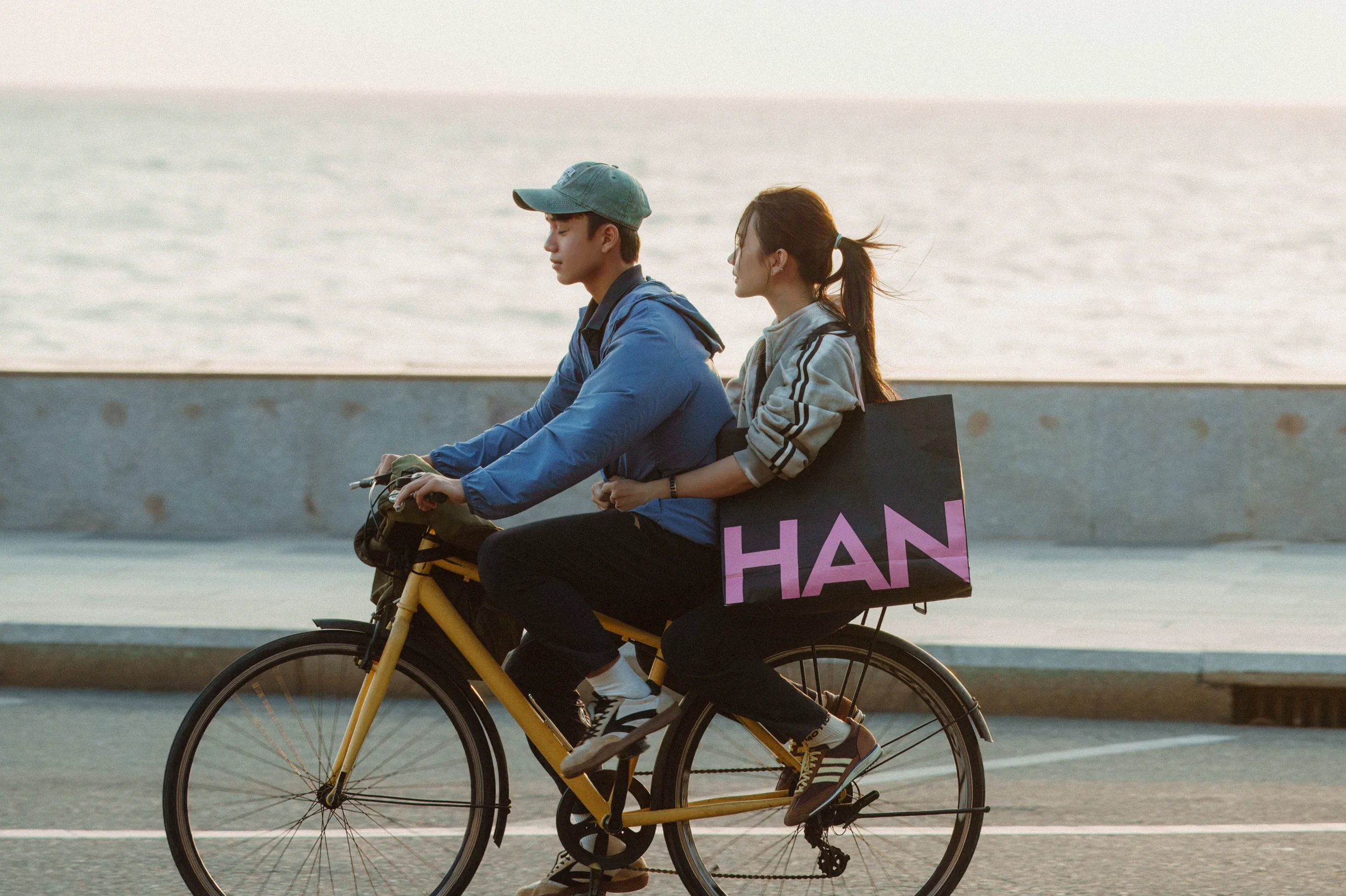 Quý đạp xe ven biển Vũng Tàu lúc hoàng hôn