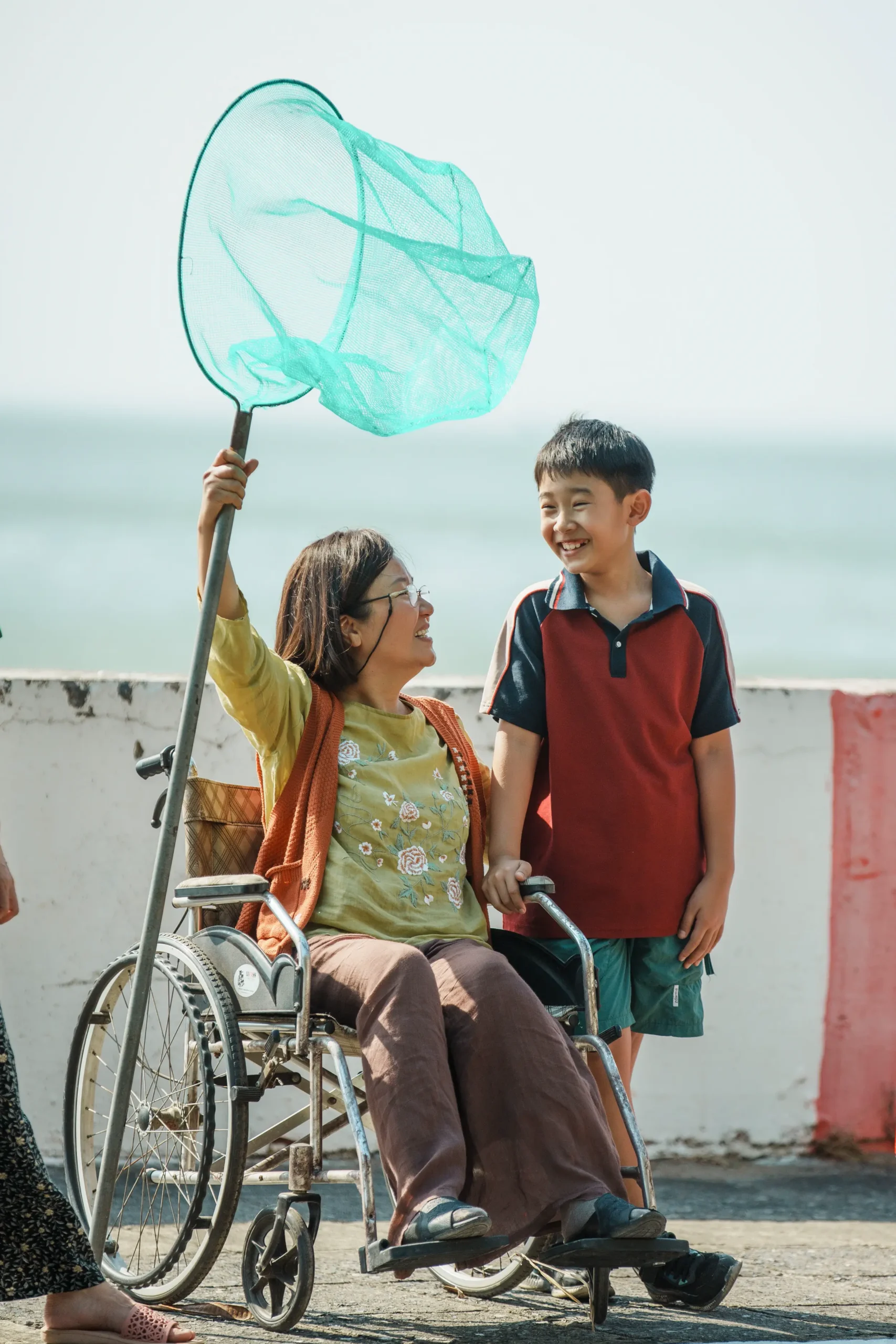 Khoảnh khắc bà và cháu ven biển đầy ấm áp