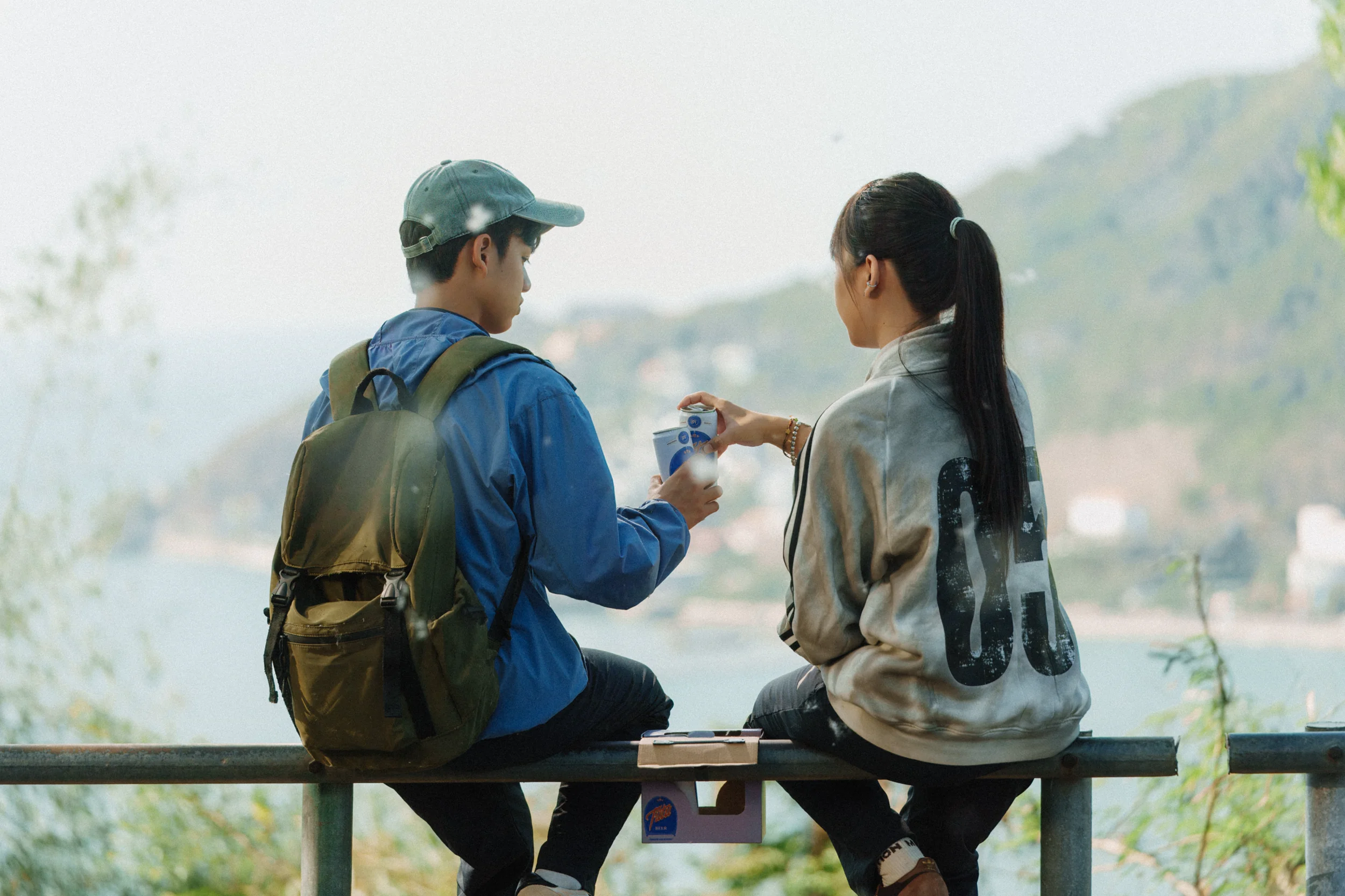 Bối cảnh Vũng Tàu và motif con cá vươn ra biển lớn