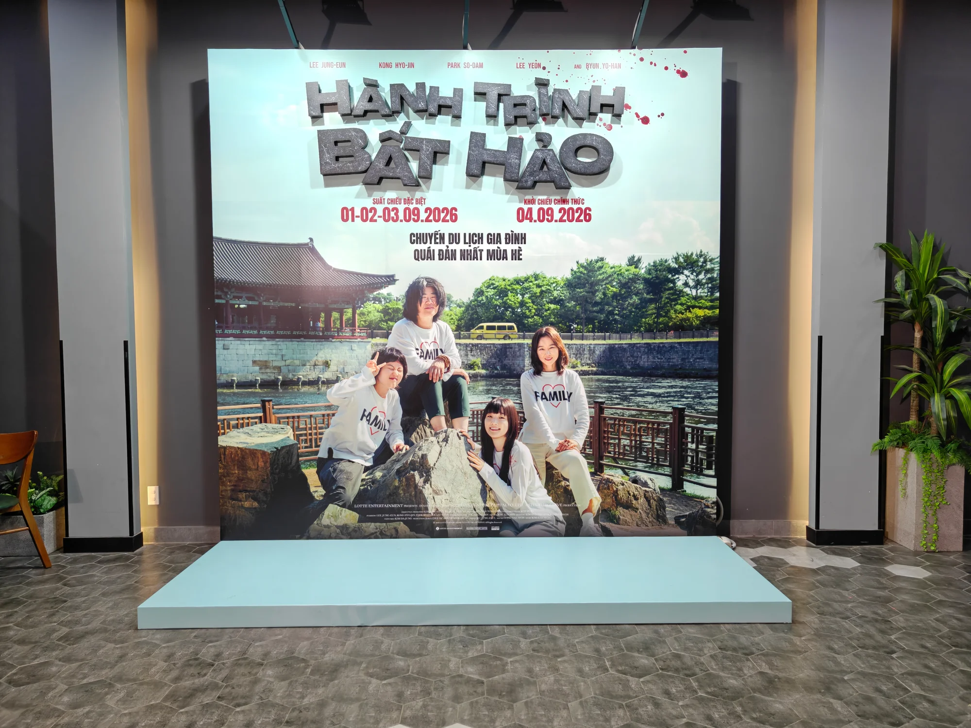 Backdrop sự kiện ra mắt phim Hành Trình Bất Hảo tại rạp Lotte Cinema Nam Sài Gòn